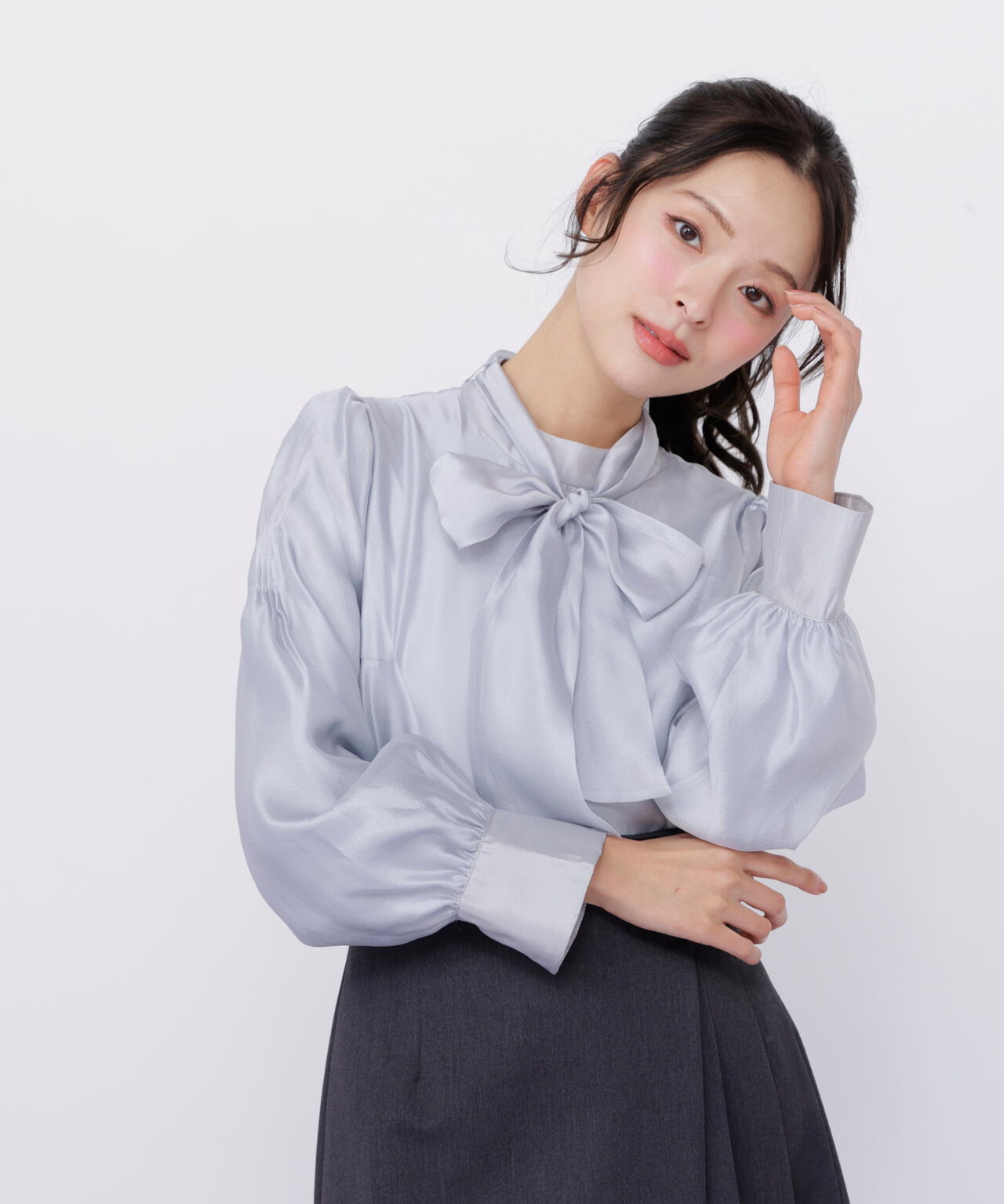 袖タックシアーボウタイブラウス