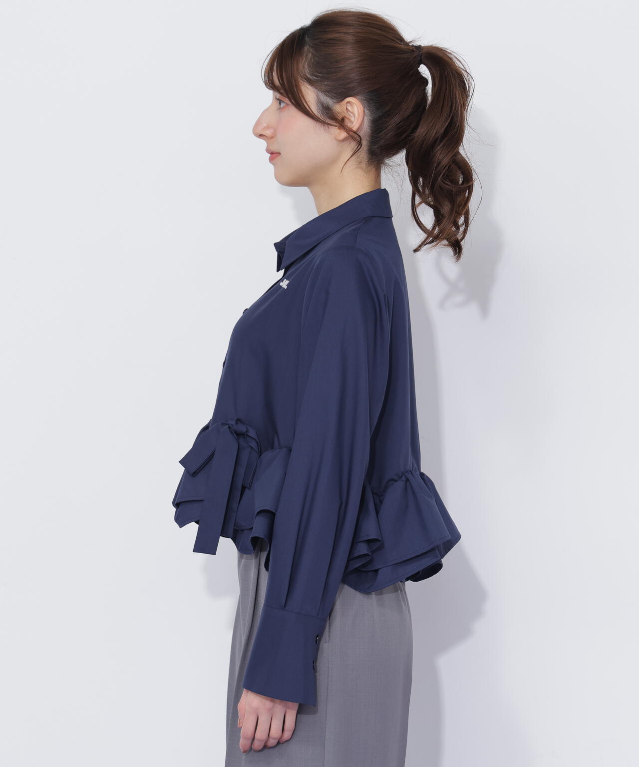 フリルヘムショートブラウス