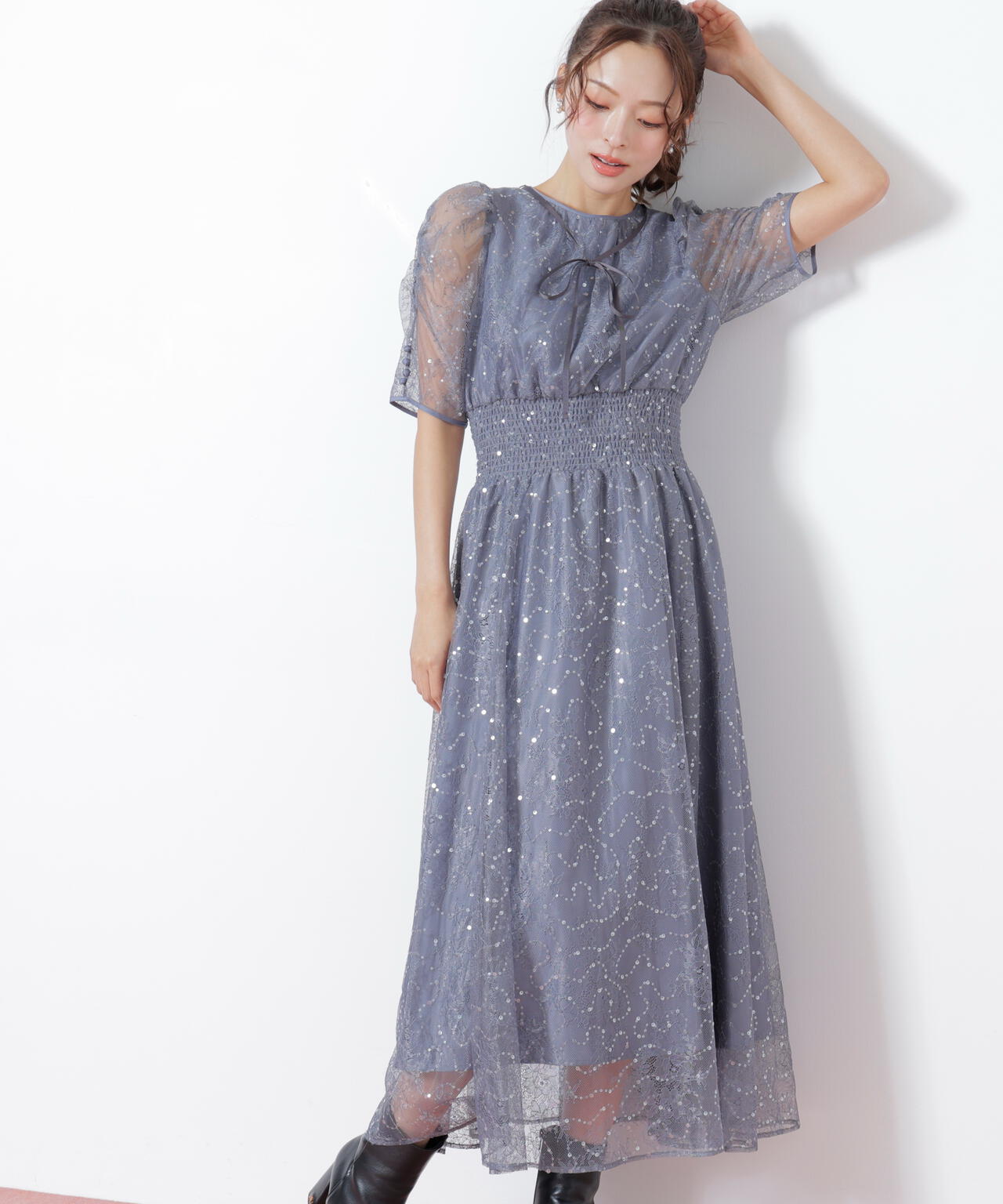 スパンコール付きレースワンピース