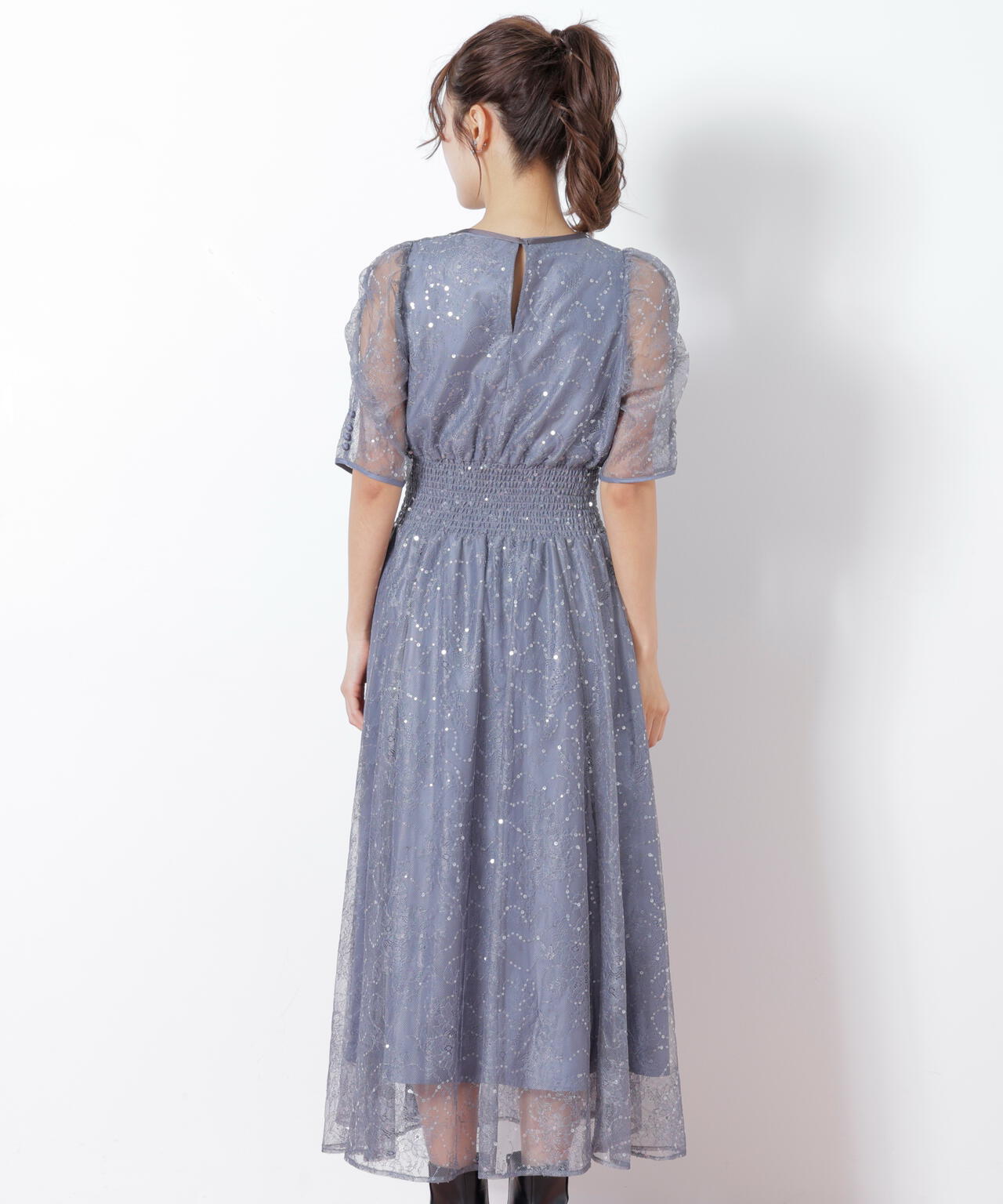 スパンコール付きレースワンピース