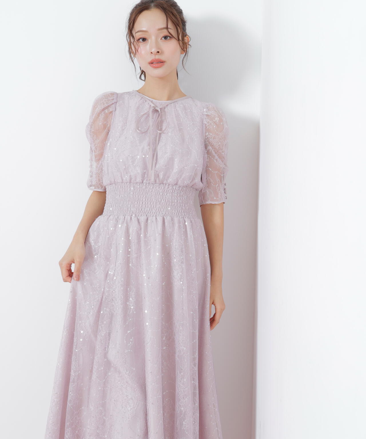 スパンコール付きレースワンピース