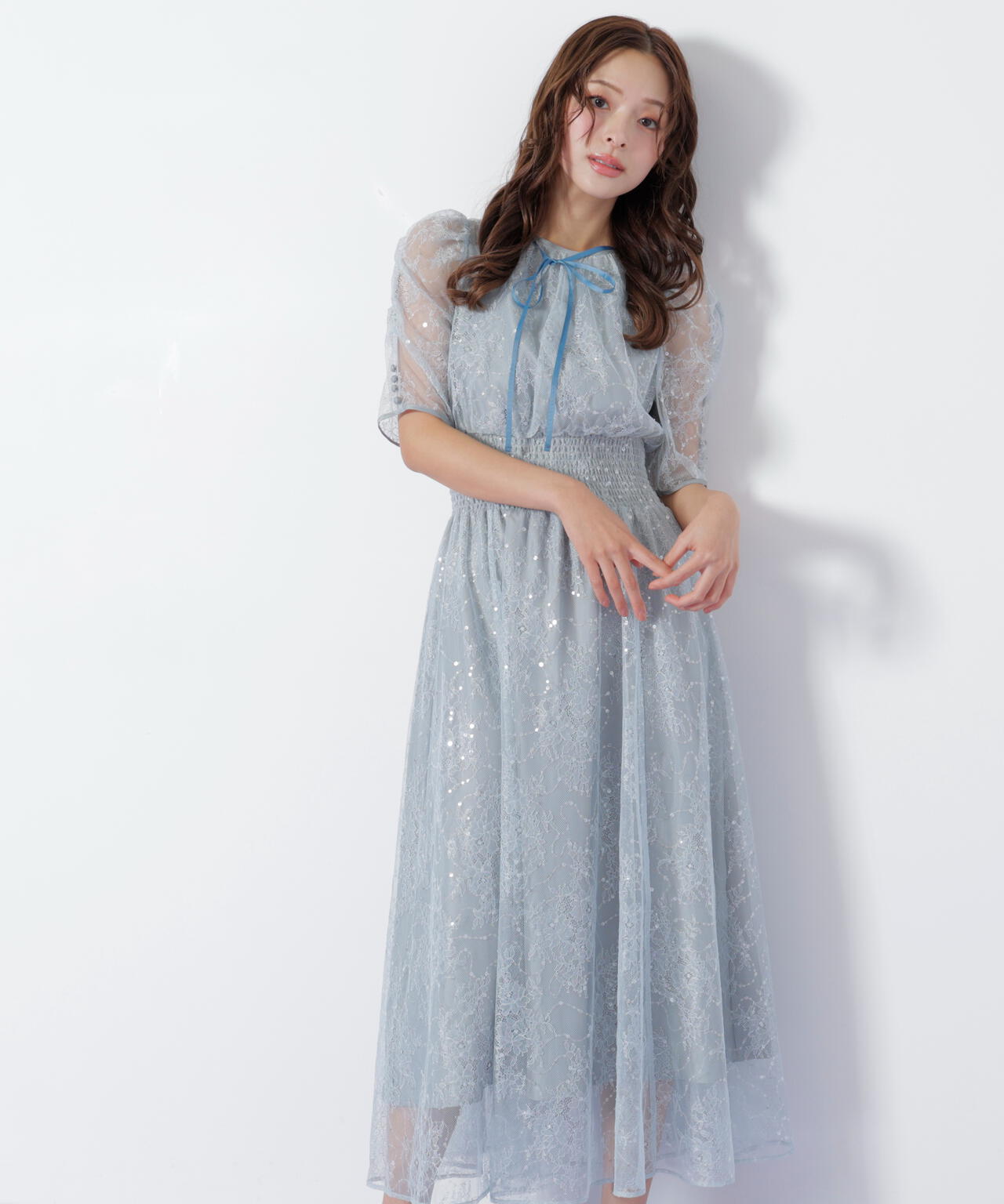 スパンコール付きレースワンピース