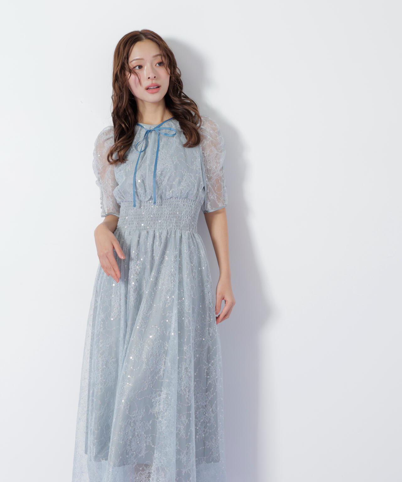 スパンコール付きレースワンピース