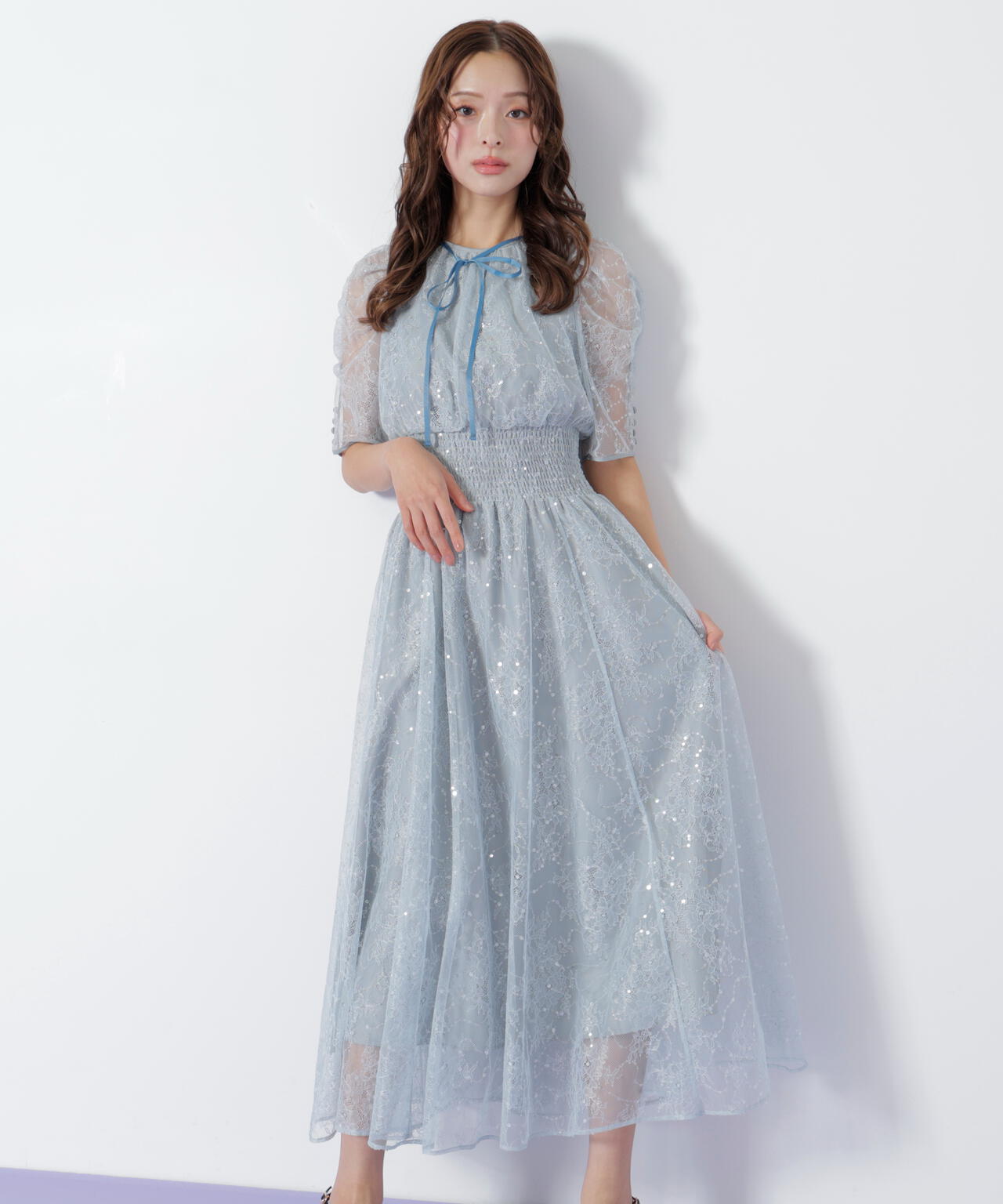 スパンコール付きレースワンピース