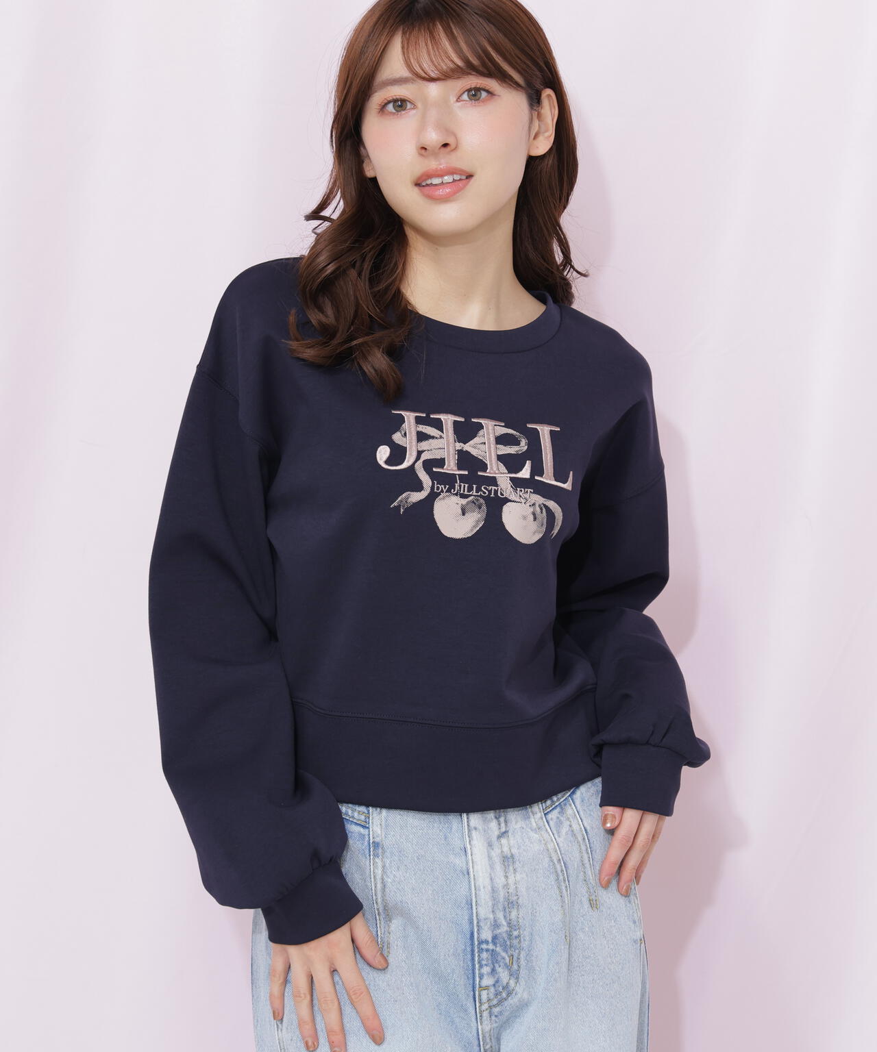 【シェリル】ロゴスウェット・ハイライズエコデニム チェリーロゴスウェット | JILL by JILL STUART（ジル バイ ジル