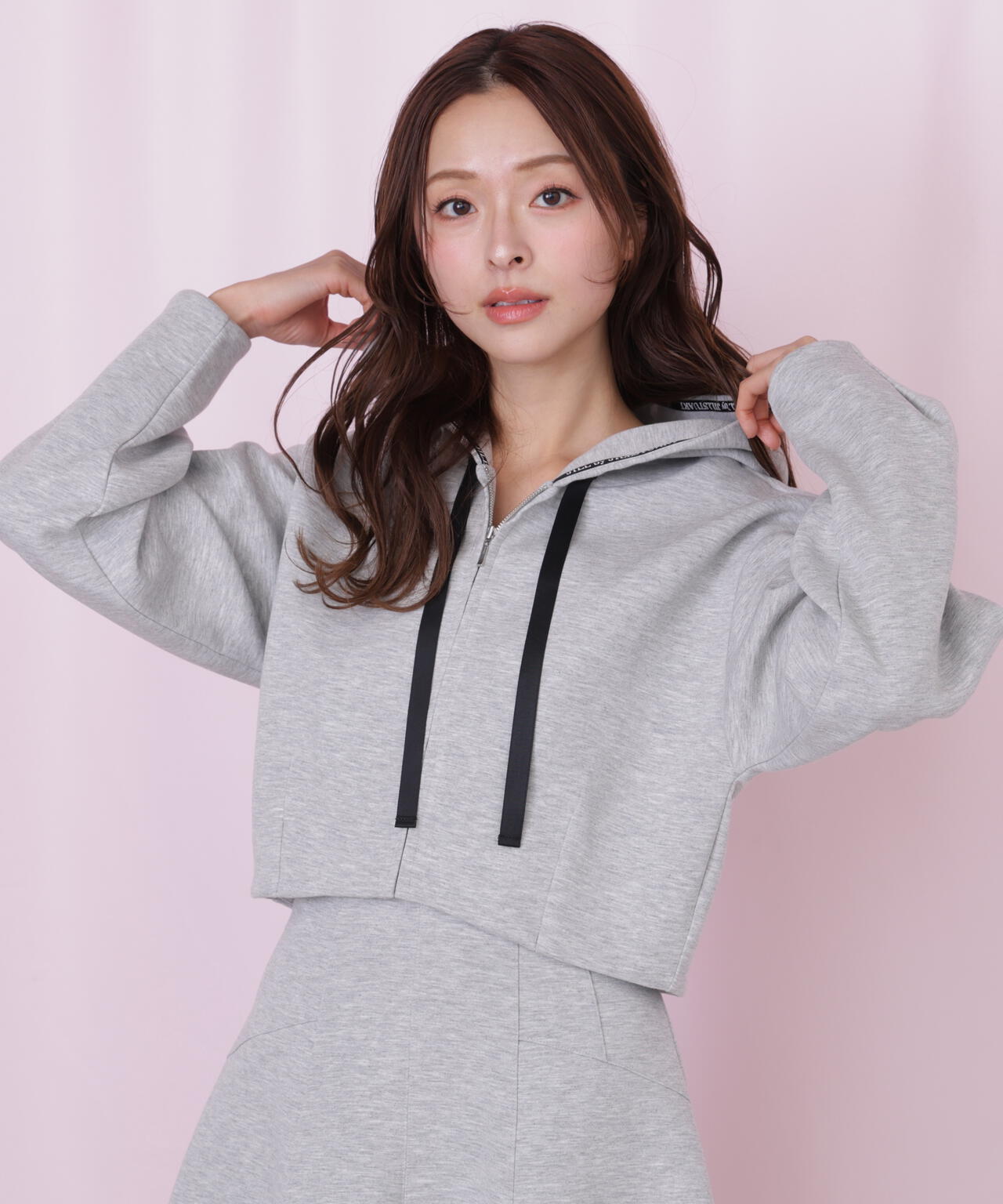 ダイバー素材ショート丈フーディ | JILL by JILL STUART（ジル バイ