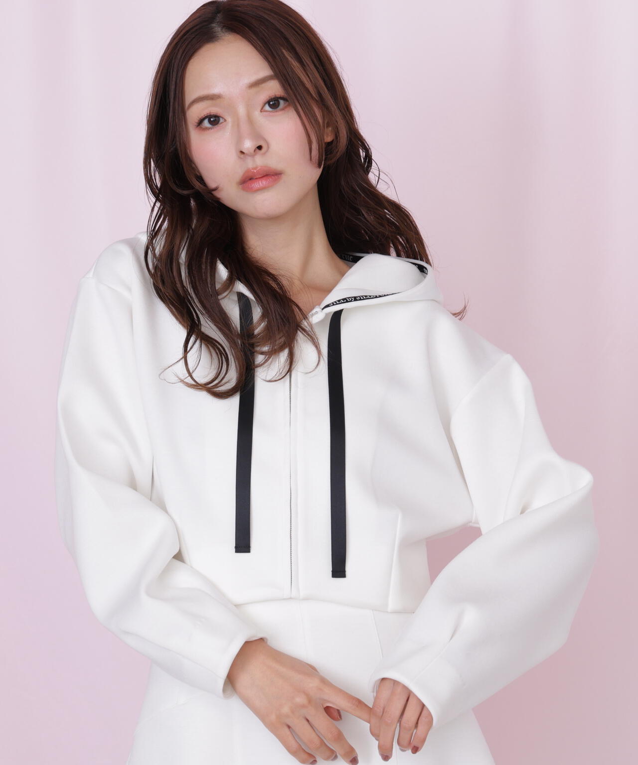ダイバー素材ショート丈フーディ | JILL by JILL STUART（ジル バイ