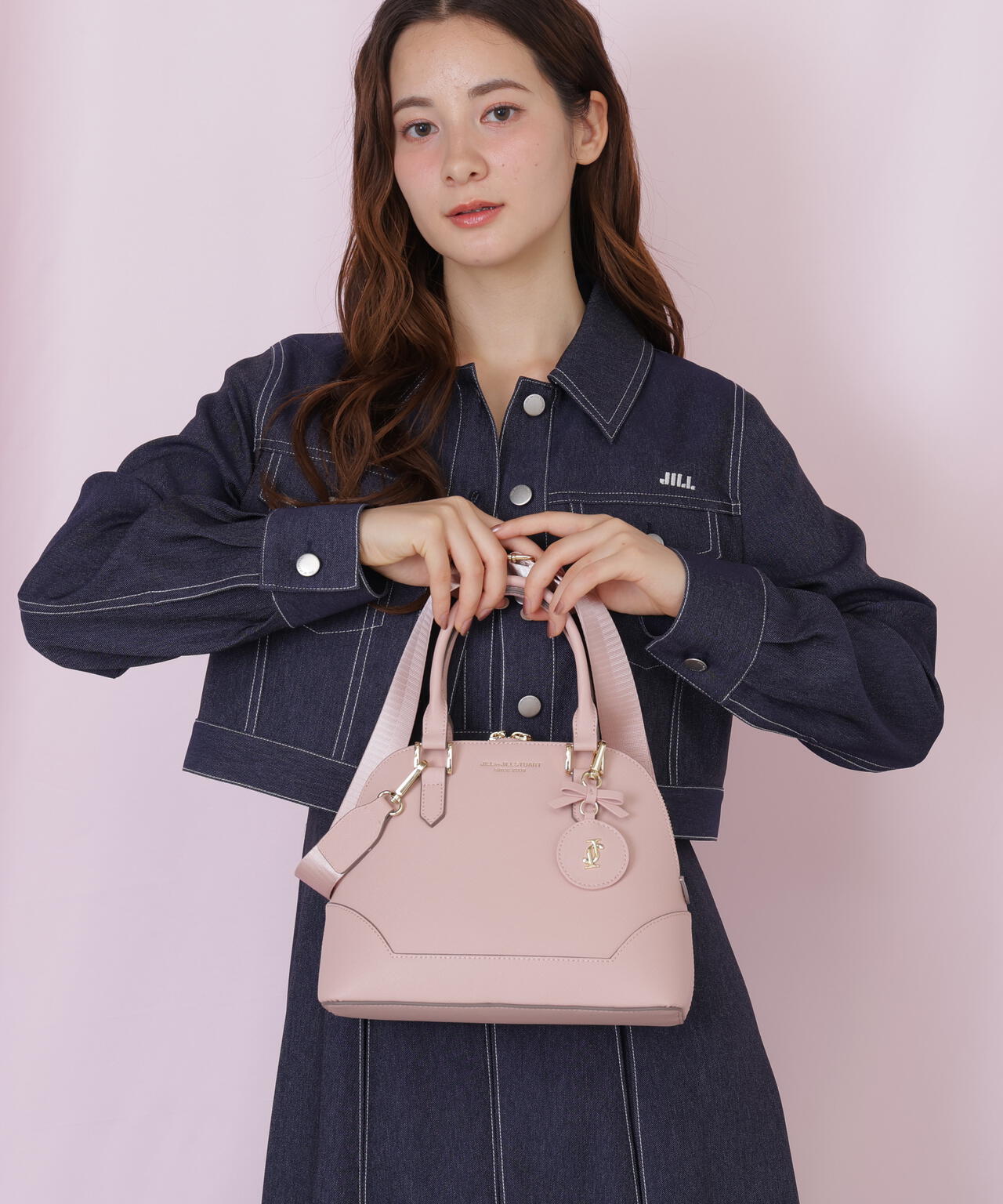 チャーム付きハンドバッグ