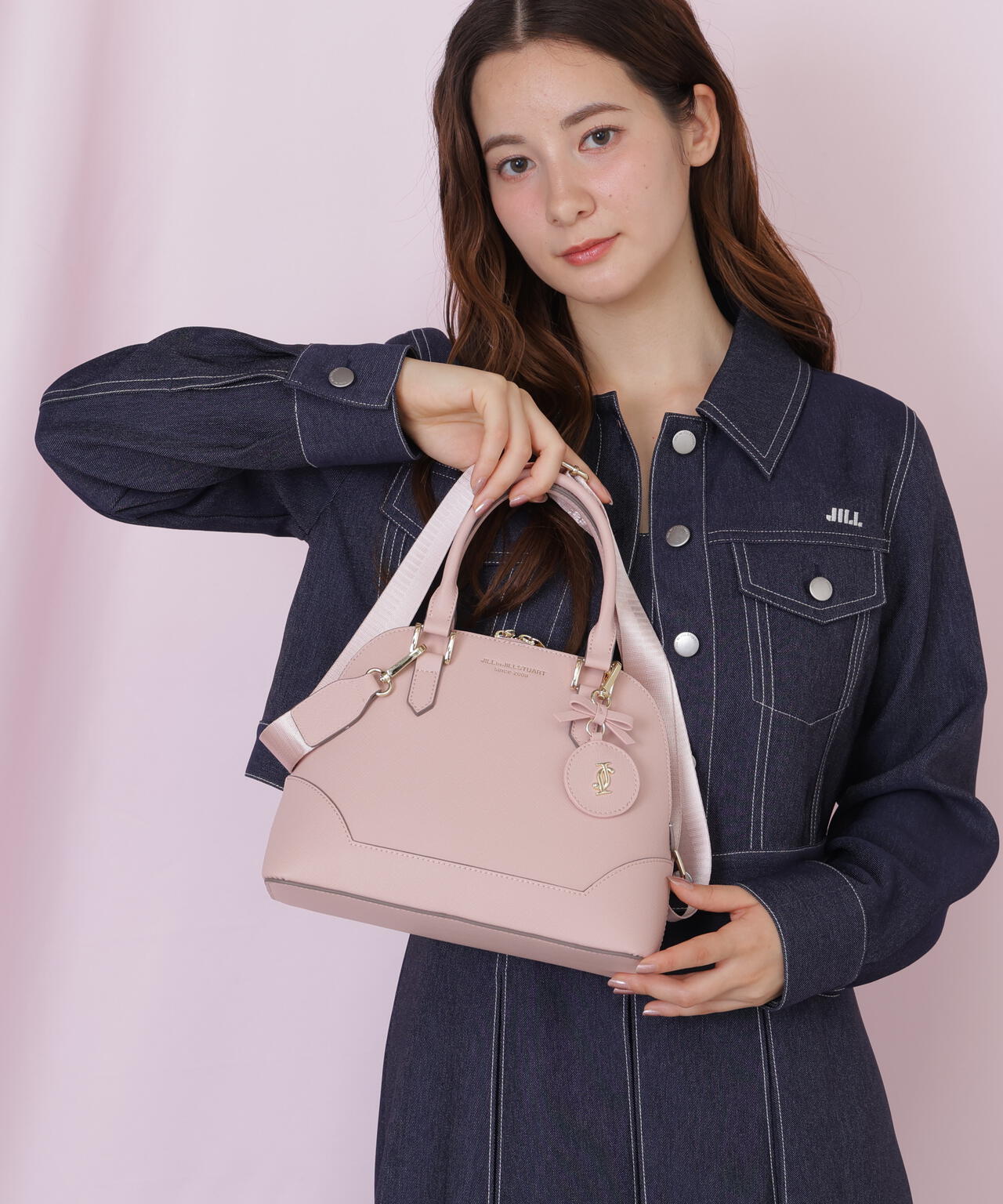 チャーム付きハンドバッグ