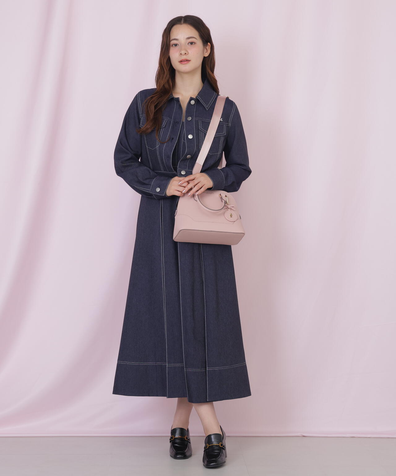 チャーム付きハンドバッグ