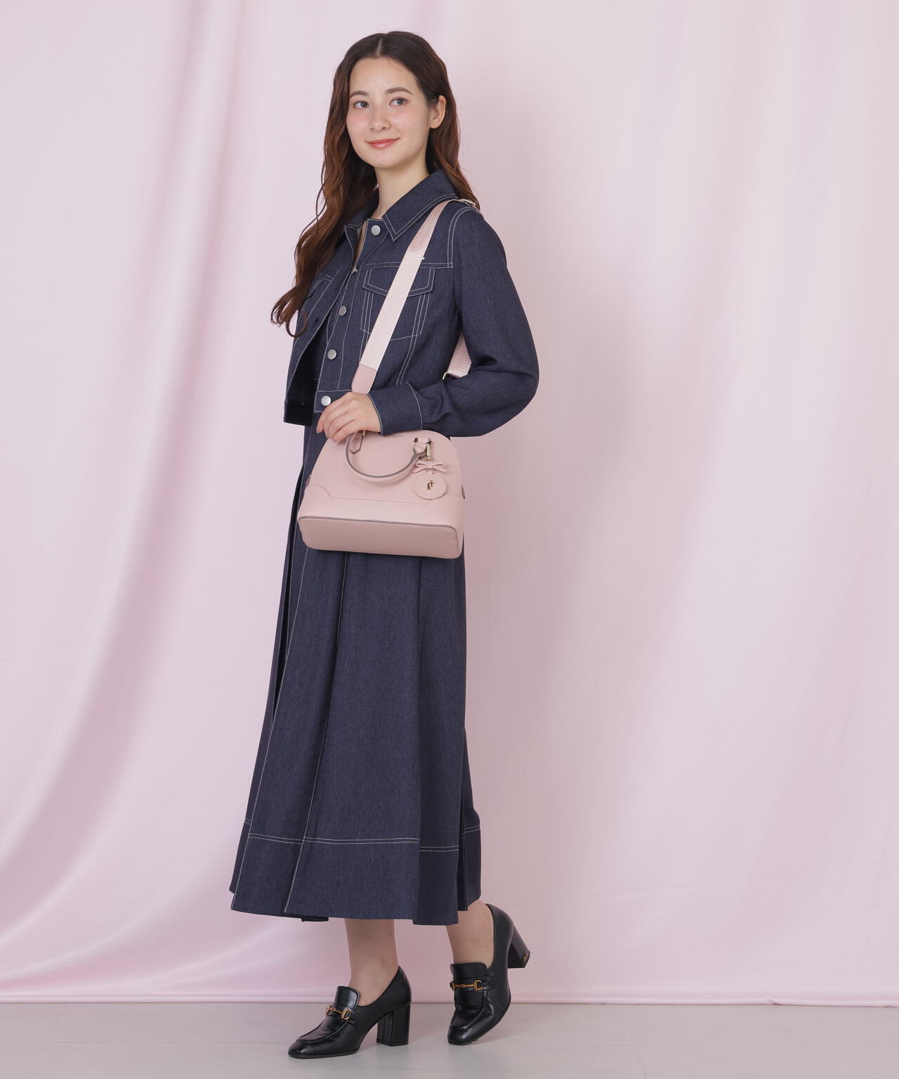 チャーム付きハンドバッグ