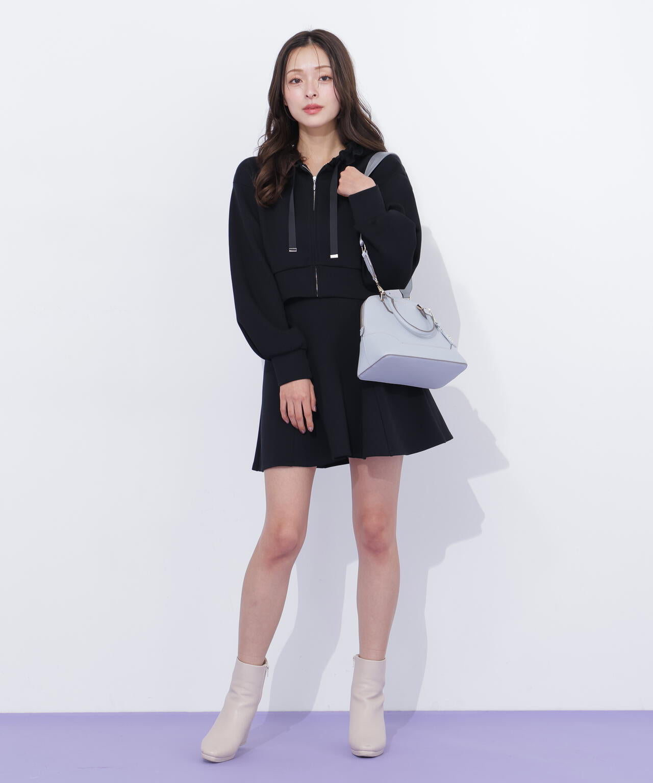 チャーム付きハンドバッグ