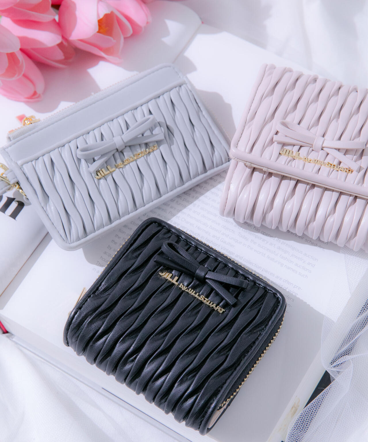 JILL by JILL STUART ミニリボンパフィーウォレット ピンク ミニリボンパフィーウォレット｜ジルバイジルスチュアートの通販