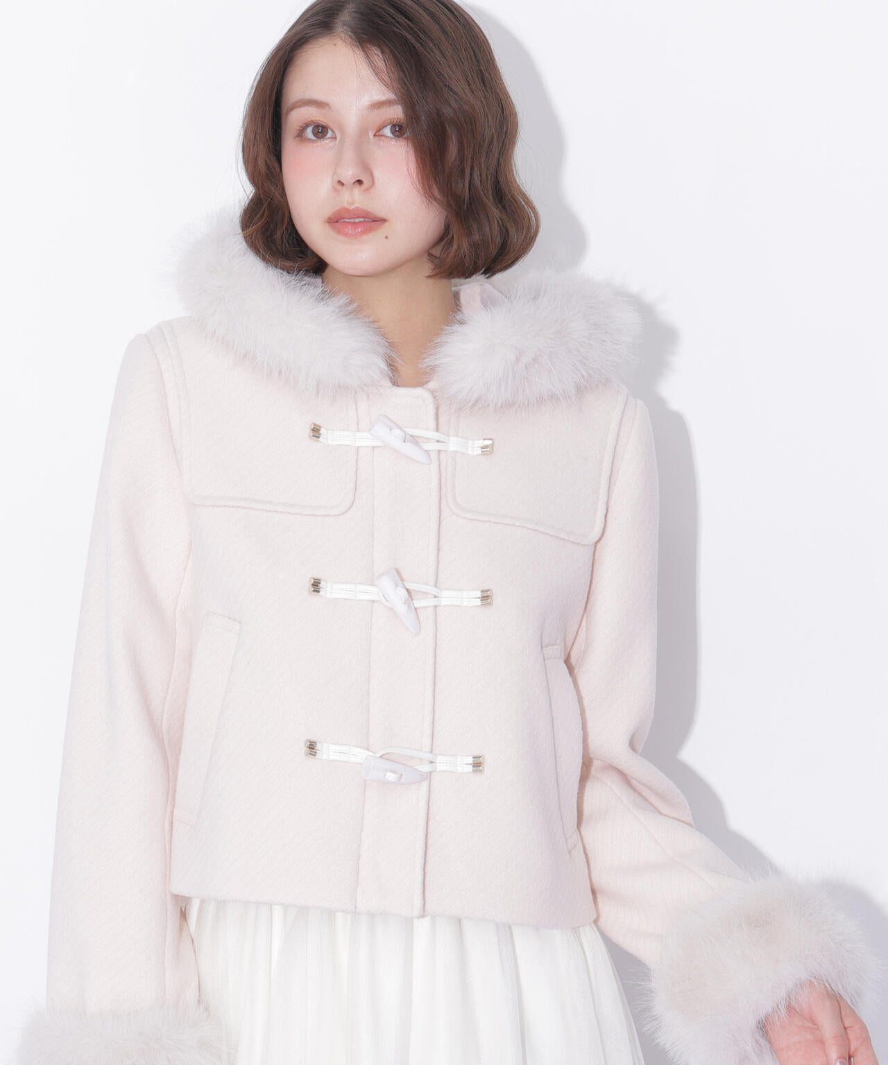 bibiy ホワイト ダッフルコート ストライプ襟 フェイクファー付きショートダッフルコート | JILL by JILL STUART