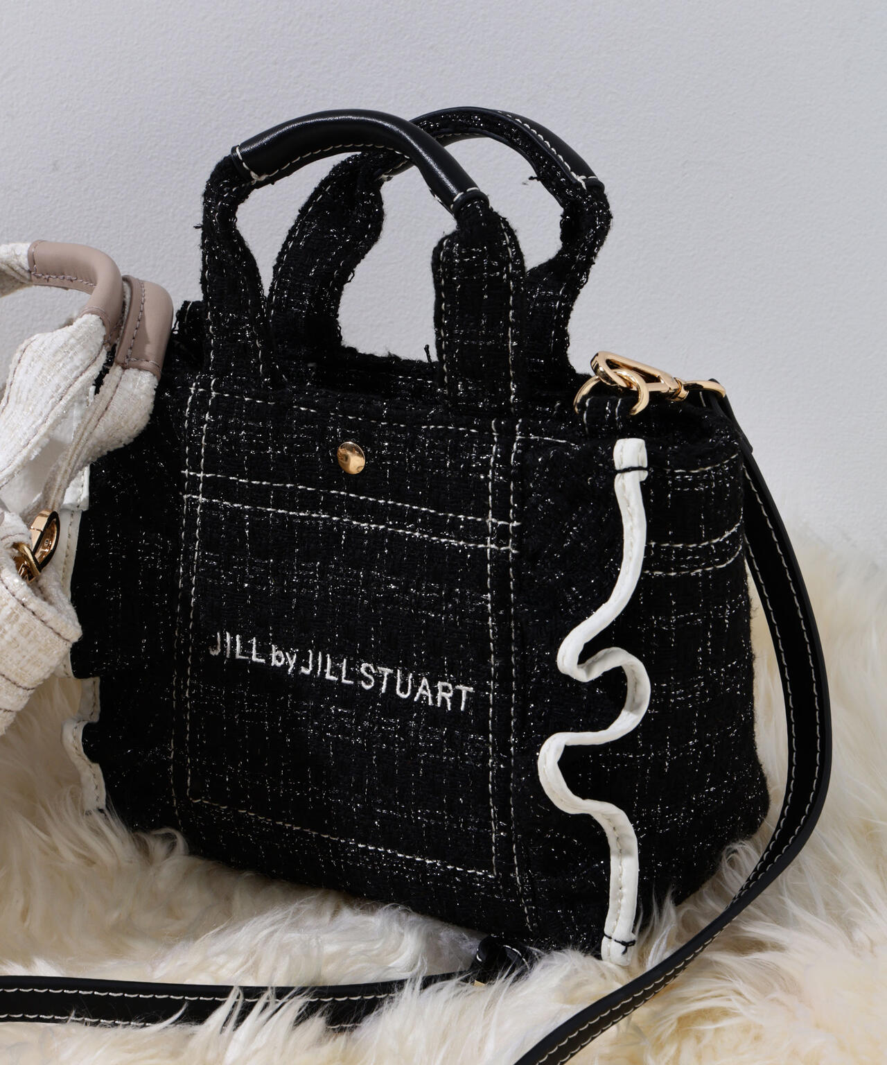 ジルスチュアート　フリルトートミニ　ツイード　ブラック フリルトートミニ＞ツイード | JILL by JILL STUART（ジル バイ ジル