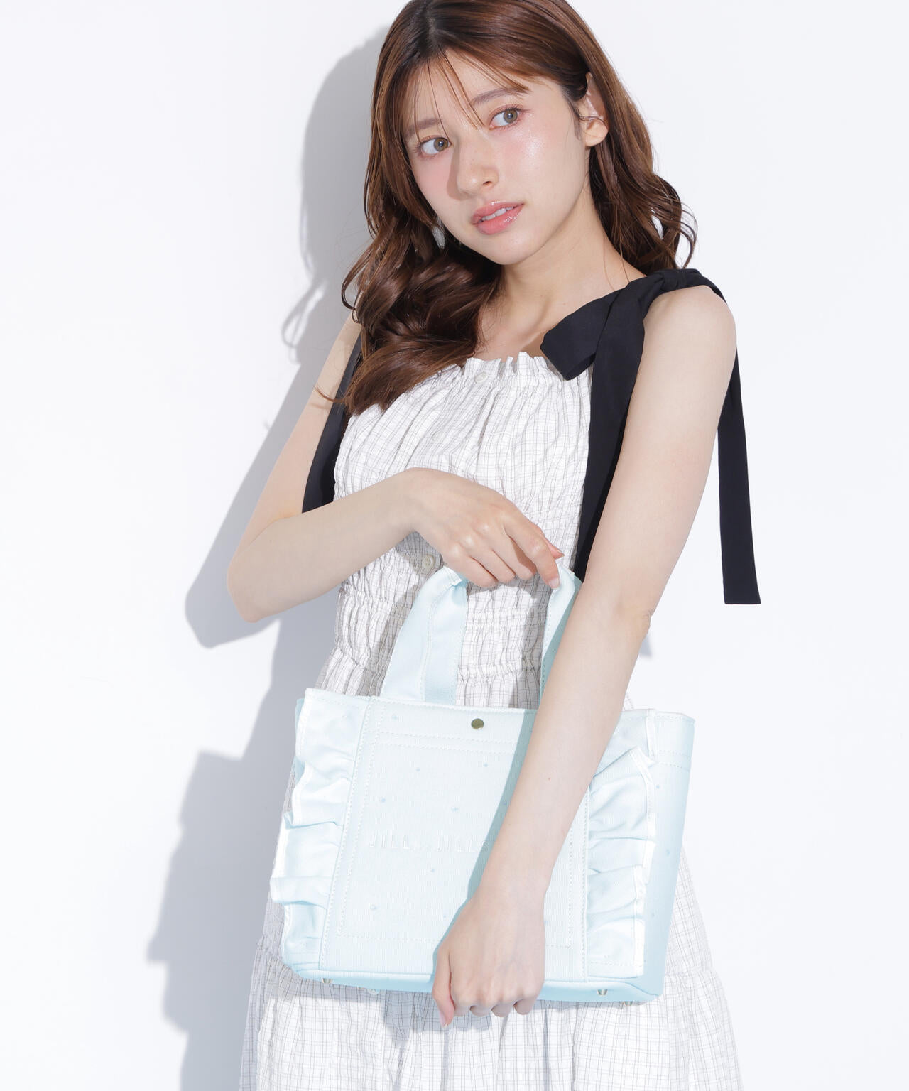 新作　フリルが主役のフラップファスナー付トート　アレキサンダーマーブル ビジューフリルトート | JILL by JILL STUART（ジル バイ ジル