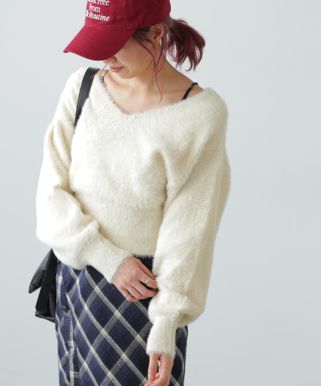 フェザーVネックニット