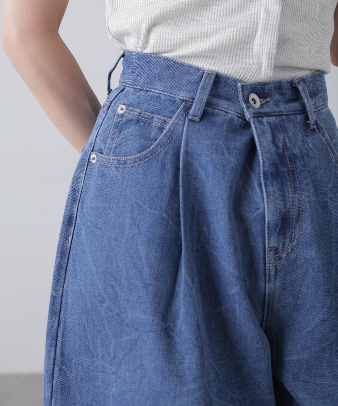 クリンクル加工タックワイドデニムパンツ