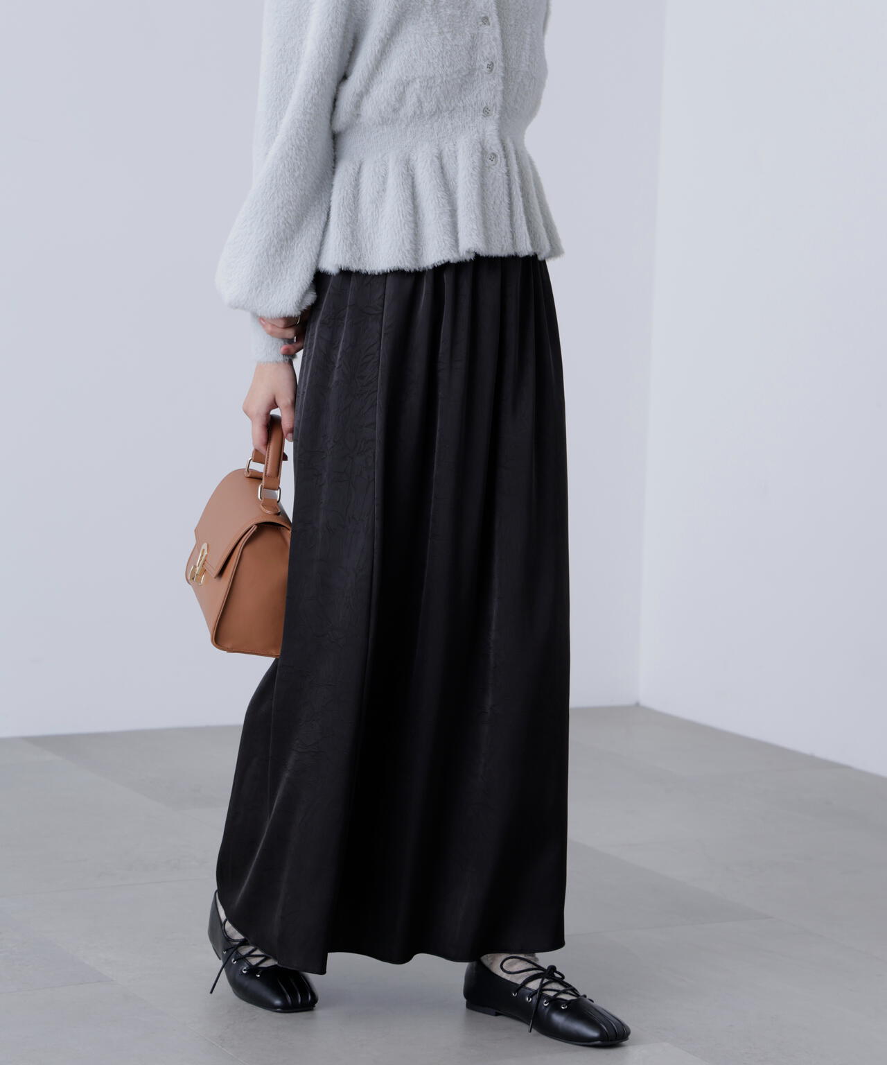 サテンナローロングスカート