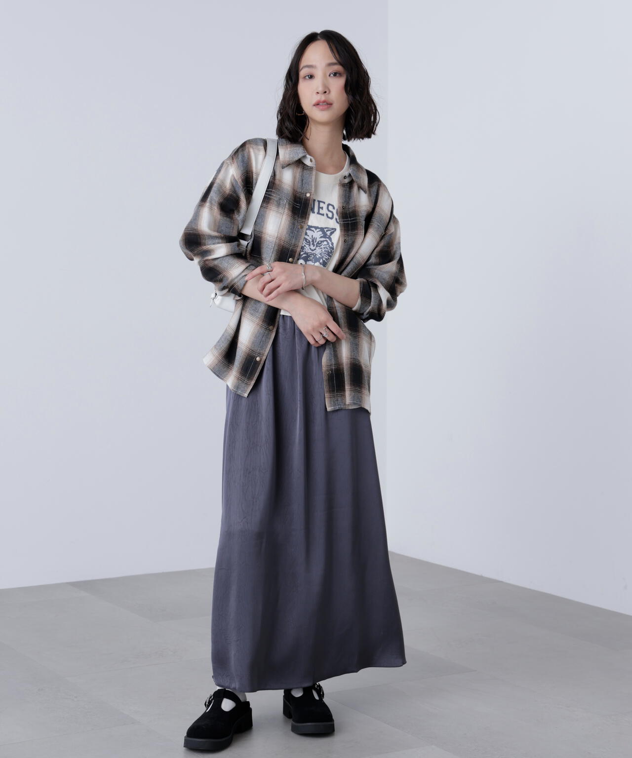 サテンナローロングスカート