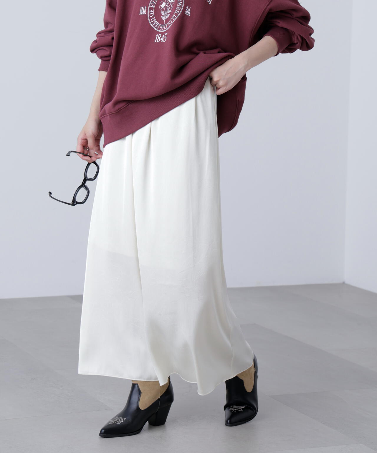 サテンナローロングスカート