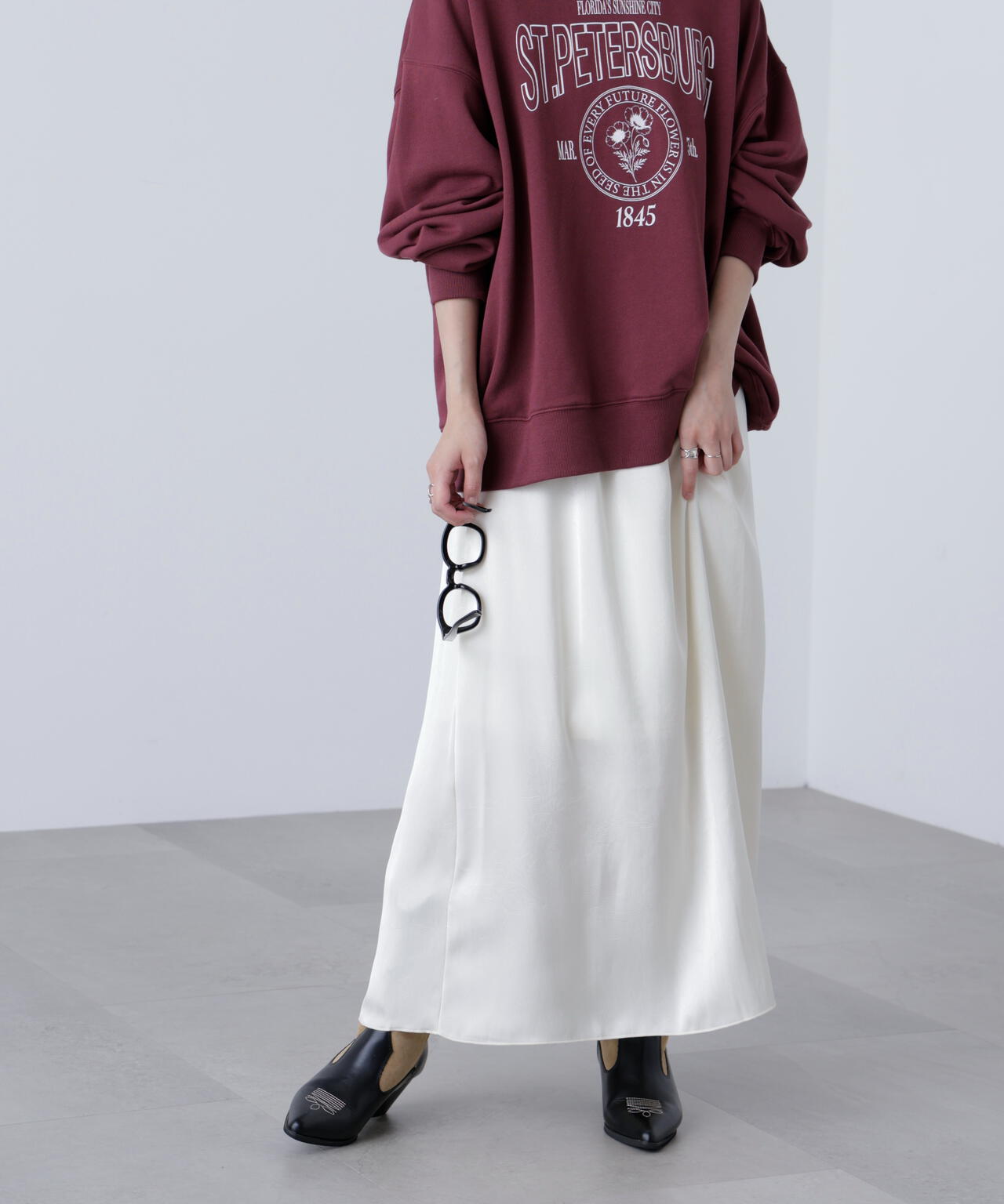 サテンナローロングスカート