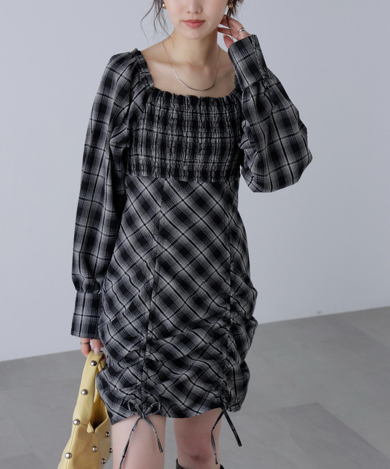 シャーリングドロストリボンチェックミニワンピース