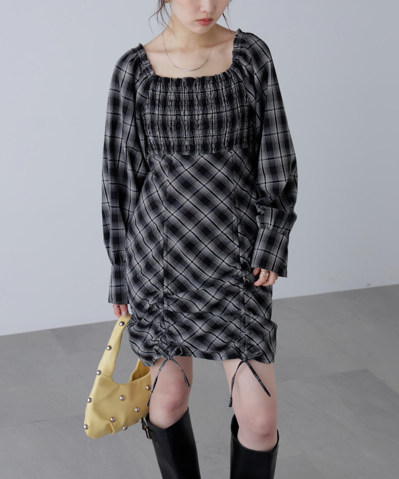 シャーリングドロストリボンチェックミニワンピース