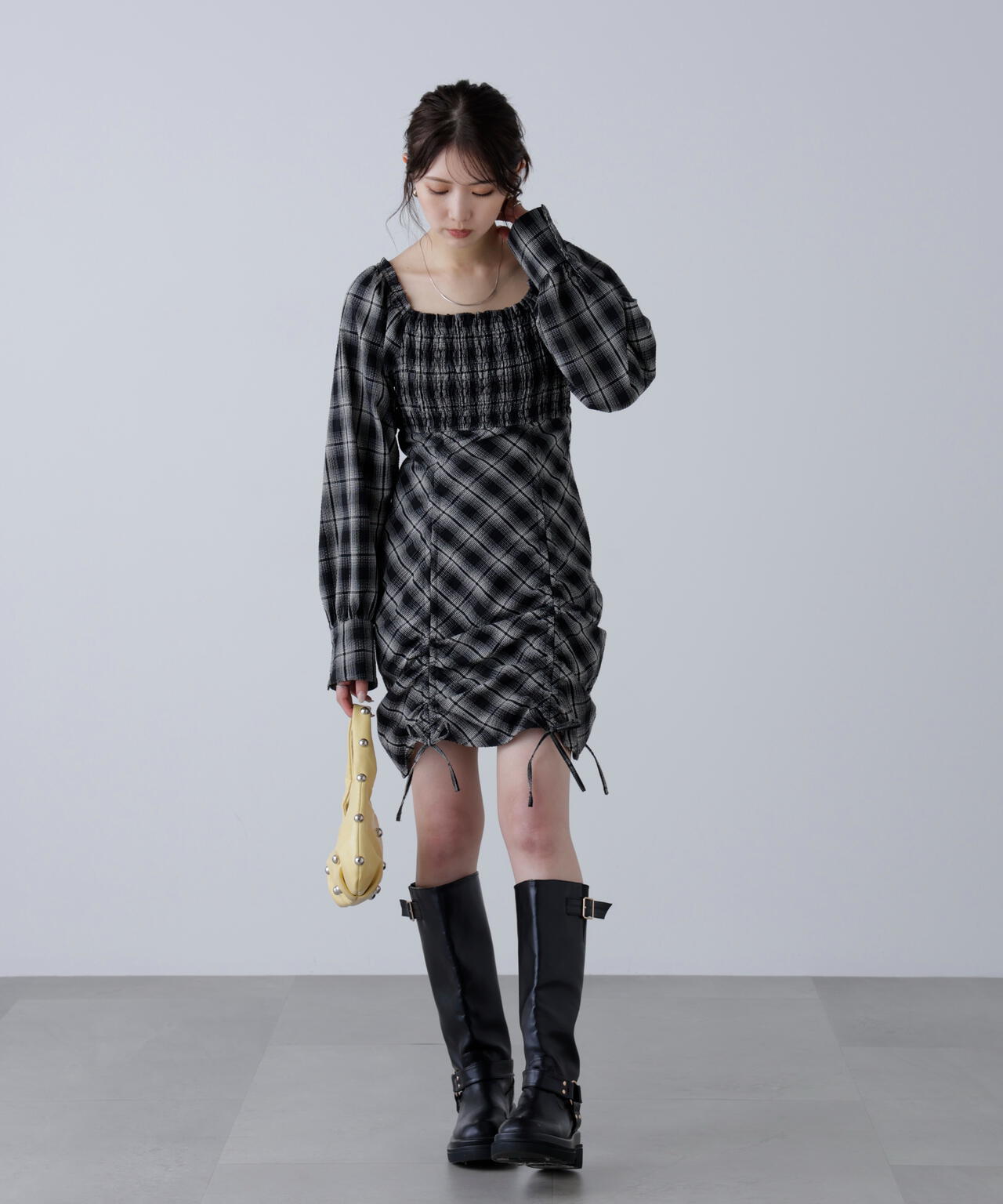 シャーリングドロストリボンチェックミニワンピース