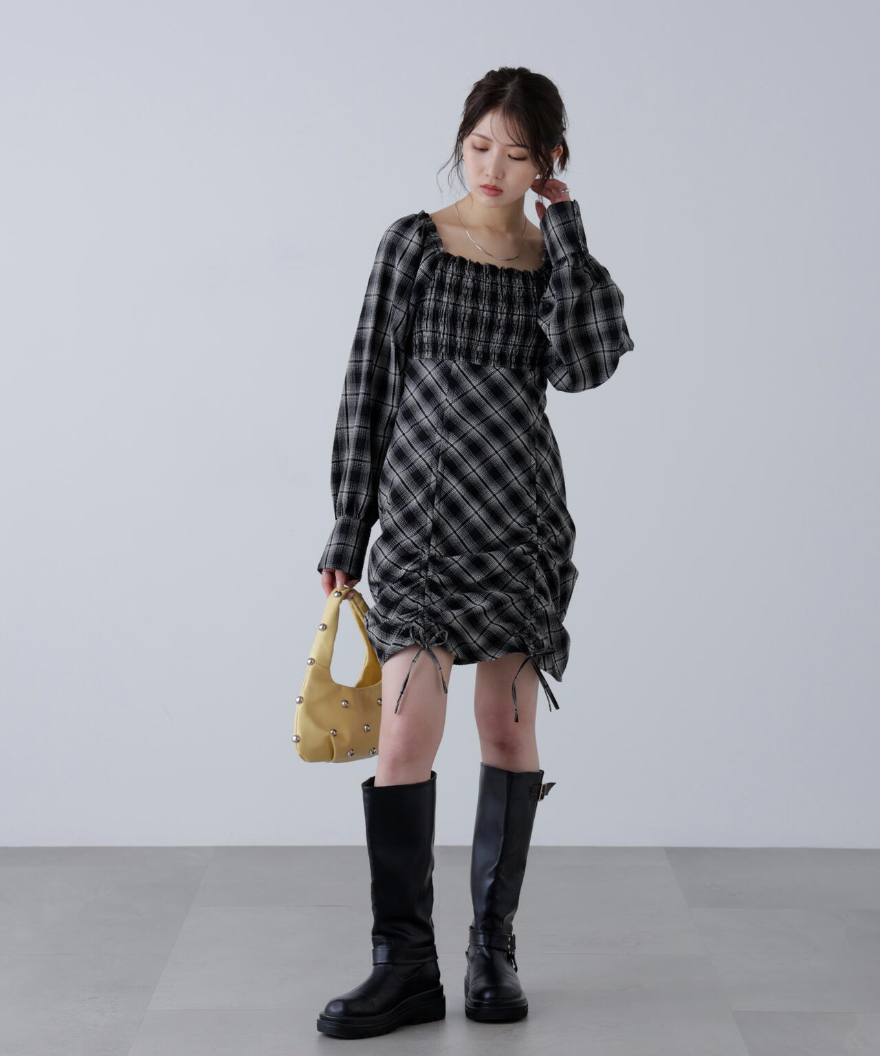 シャーリングドロストリボンチェックミニワンピース