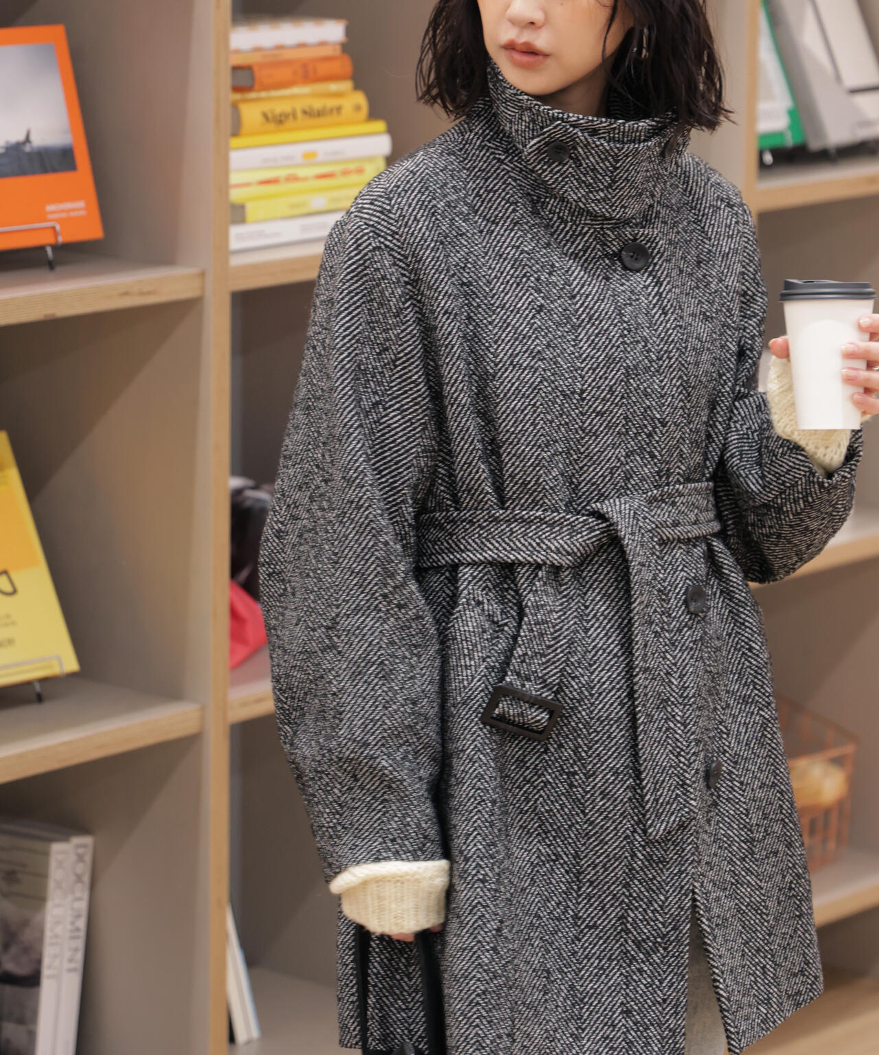 スタンドカラーミドル丈ツイードコート