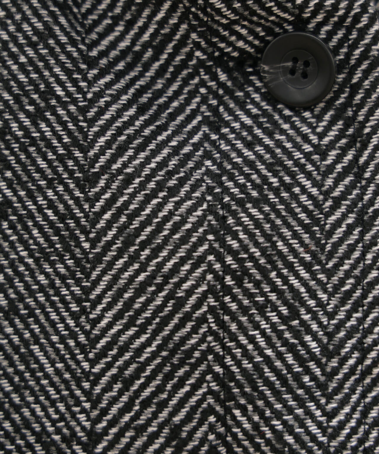 スタンドカラーミドル丈ツイードコート