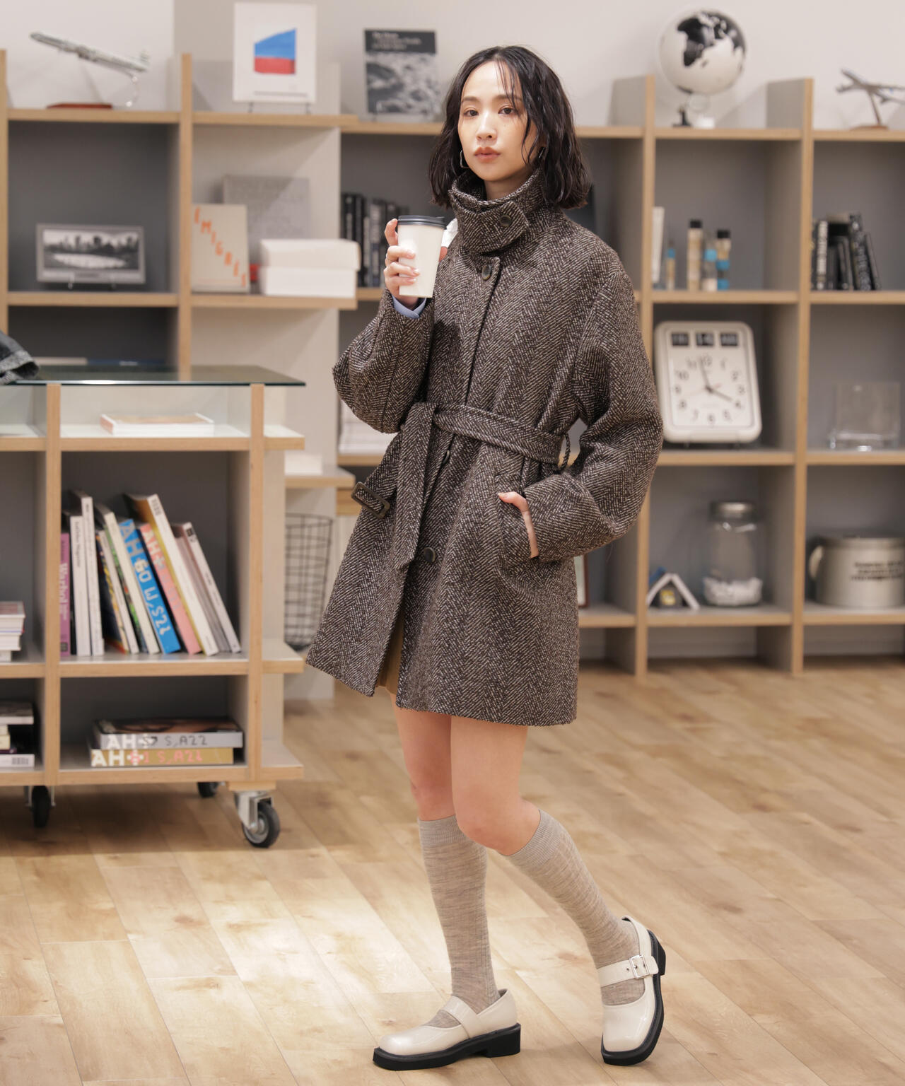 スタンドカラーミドル丈ツイードコート