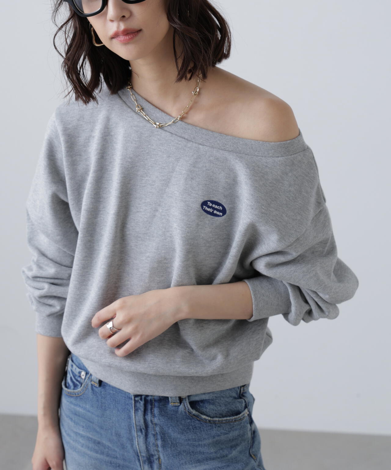 オフショルダー グレー スウェット オフショルワンポイント刺繍スウェット | FREE'S MART（フリーズマート
