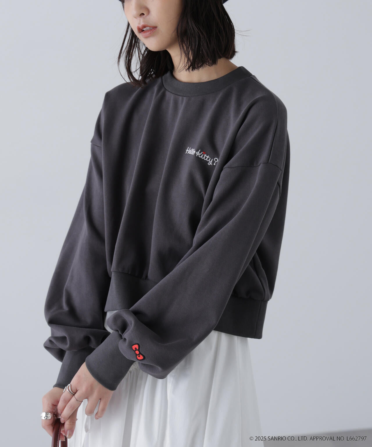 【HELLO KITTY】サンリオキャラクターズコラボ SHORT SWEAT ショートスウェット 胸LOGO×袖RIBBON