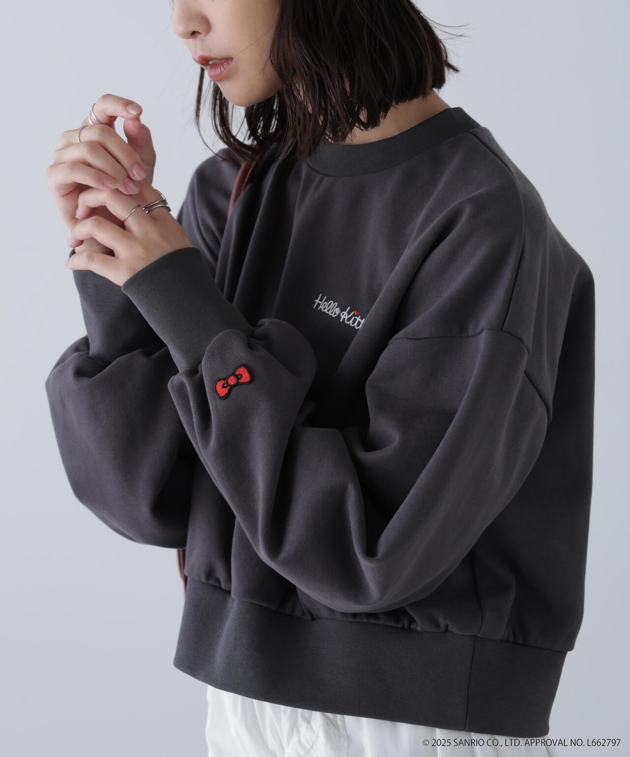 【HELLO KITTY】サンリオキャラクターズコラボ SHORT SWEAT ショートスウェット 胸LOGO×袖RIBBON
