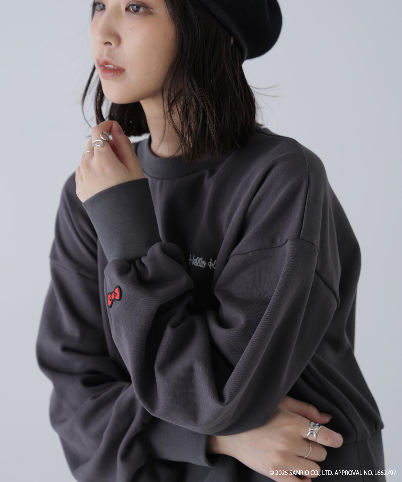 【HELLO KITTY】サンリオキャラクターズコラボ SHORT SWEAT ショートスウェット 胸LOGO×袖RIBBON