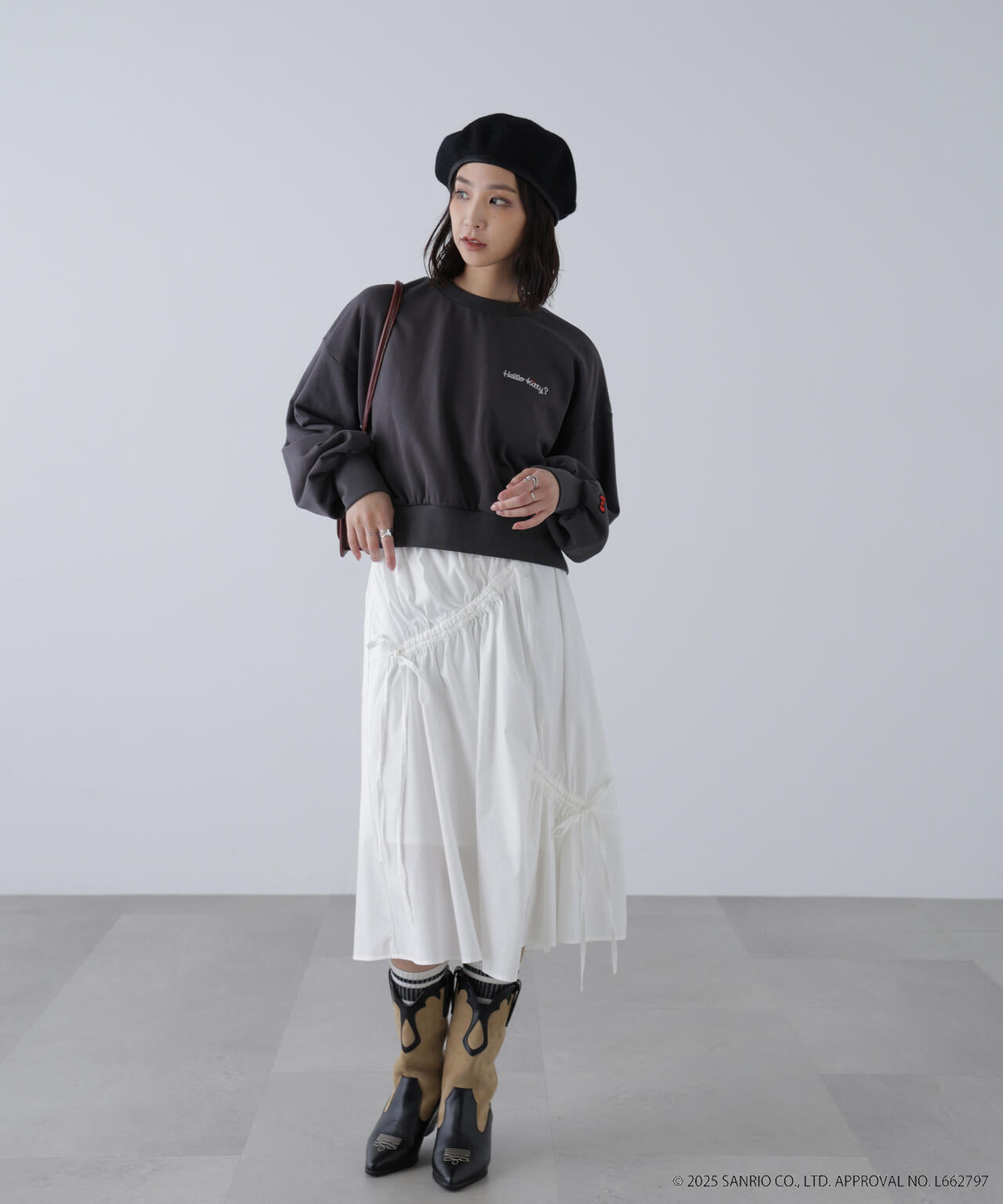 【HELLO KITTY】サンリオキャラクターズコラボ SHORT SWEAT ショートスウェット 胸LOGO×袖RIBBON