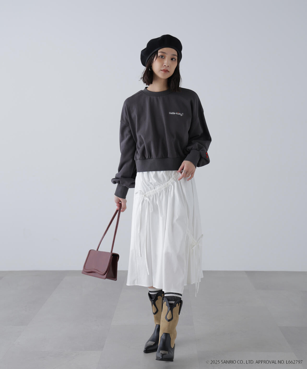 【HELLO KITTY】サンリオキャラクターズコラボ SHORT SWEAT ショートスウェット 胸LOGO×袖RIBBON