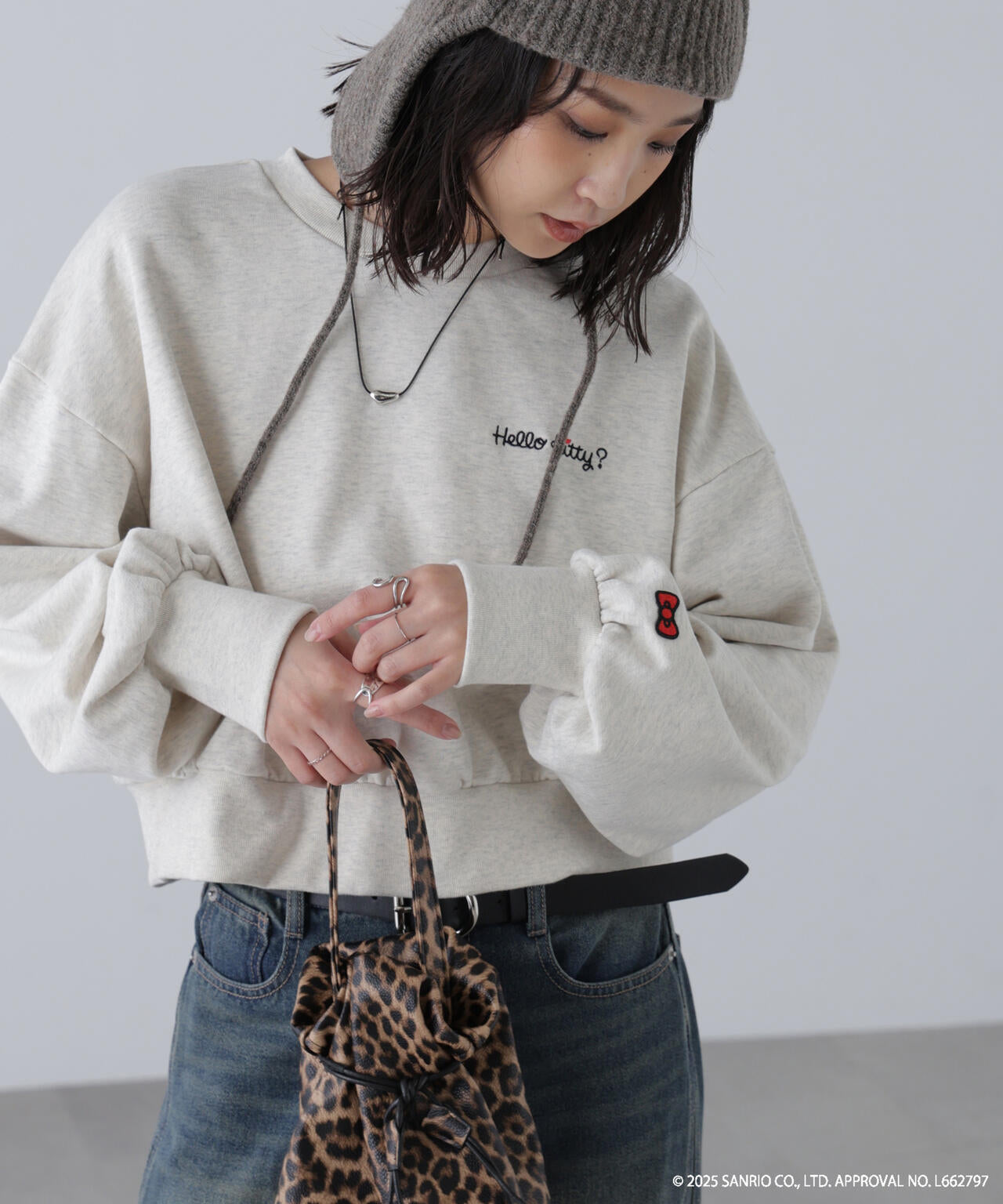 【HELLO KITTY】サンリオキャラクターズコラボ SHORT SWEAT ショートスウェット 胸LOGO×袖RIBBON