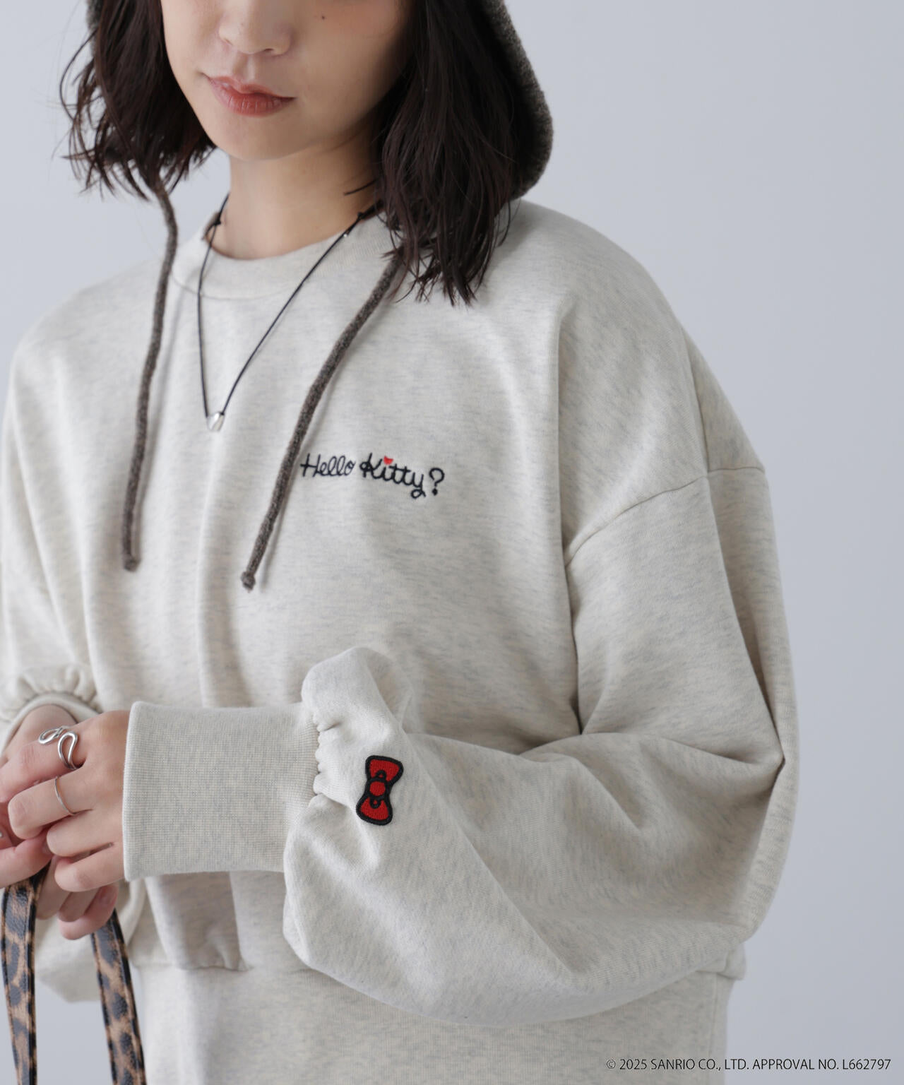 【HELLO KITTY】サンリオキャラクターズコラボ SHORT SWEAT ショートスウェット 胸LOGO×袖RIBBON