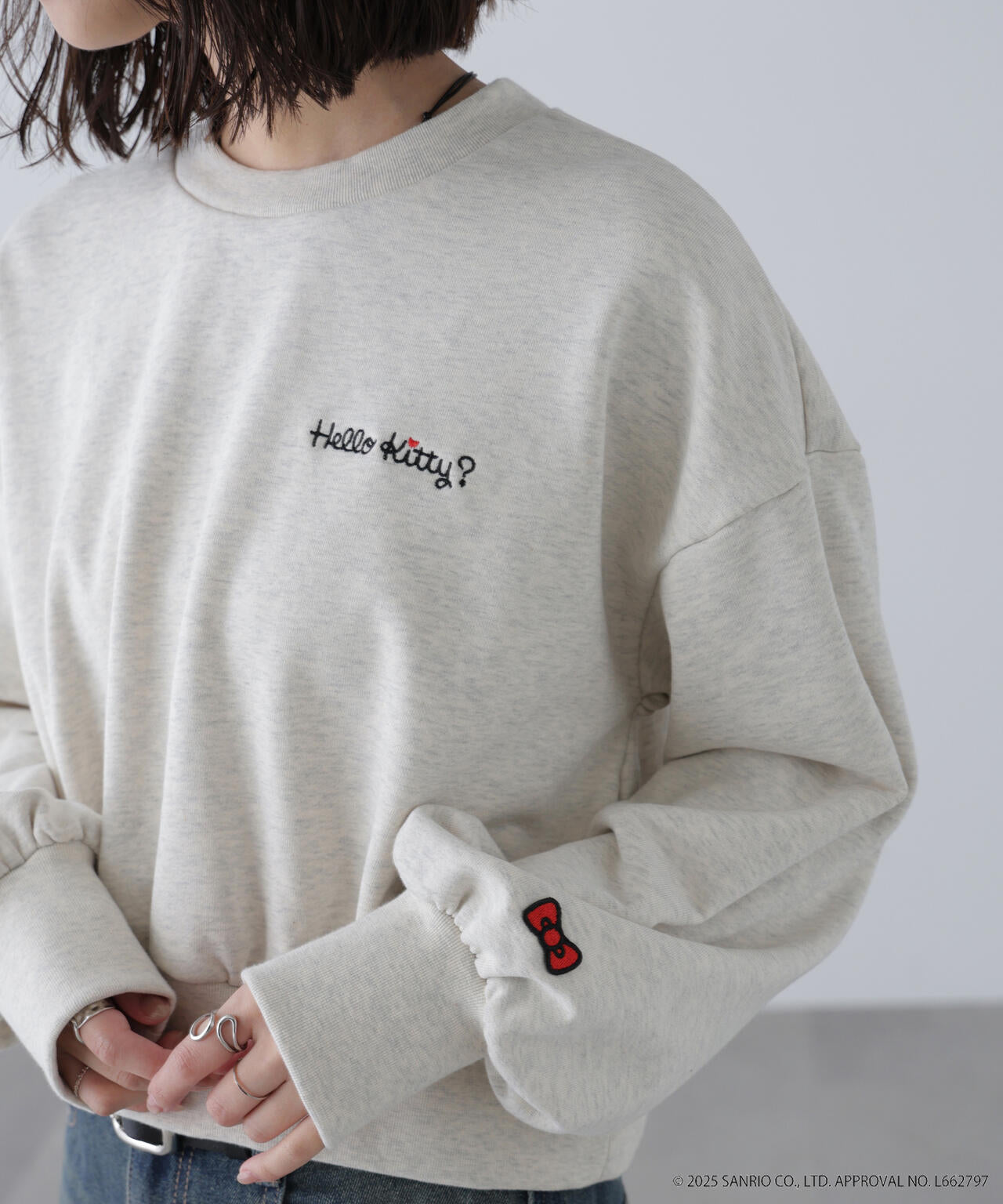 【HELLO KITTY】サンリオキャラクターズコラボ SHORT SWEAT ショートスウェット 胸LOGO×袖RIBBON