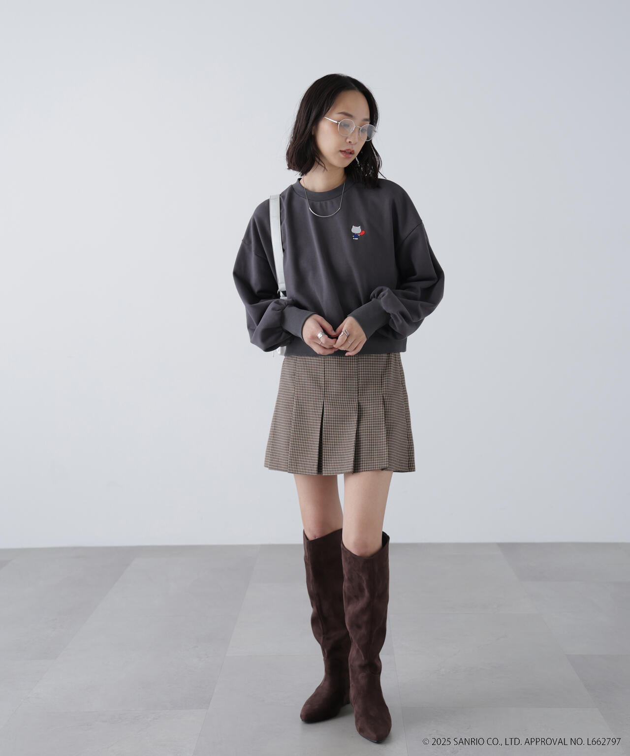 【HELLO KITTY】サンリオキャラクターズコラボ SHORT SWEAT ショートスウェット 胸KITTY×背面LOGO