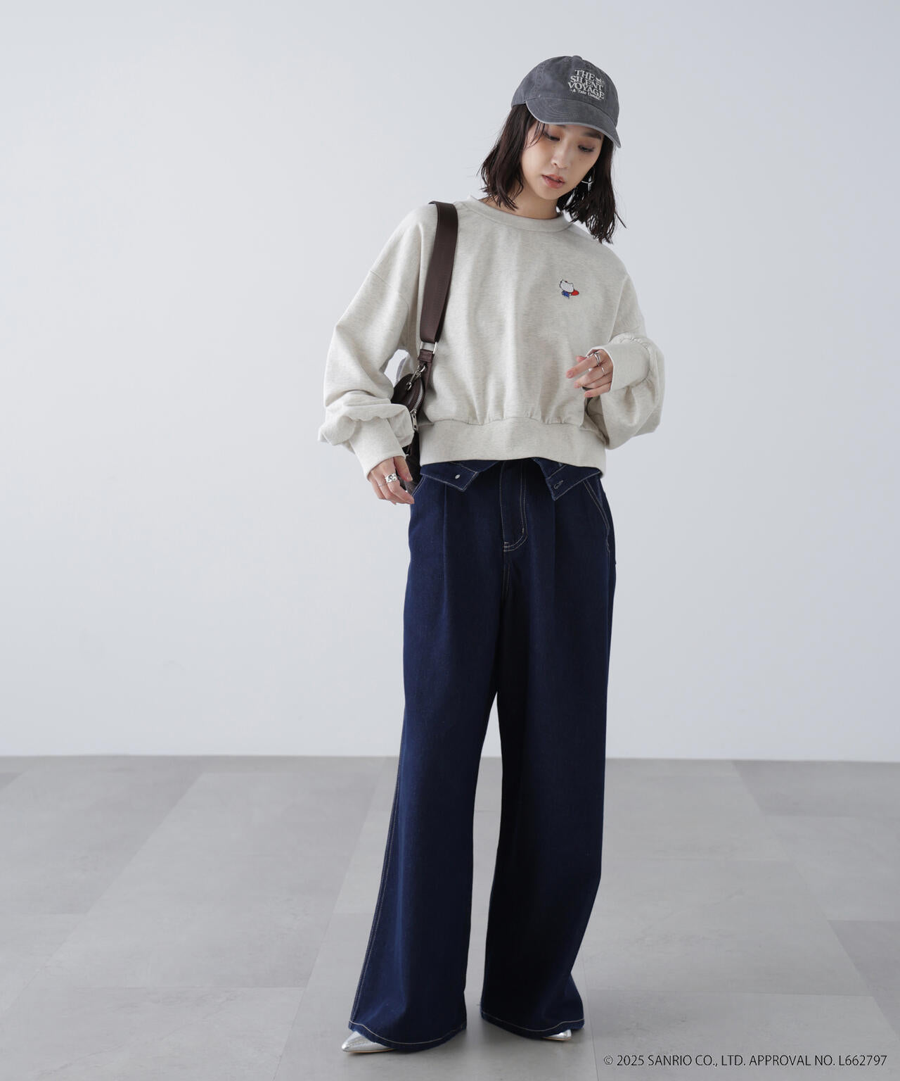 【HELLO KITTY】サンリオキャラクターズコラボ SHORT SWEAT ショートスウェット 胸KITTY×背面LOGO