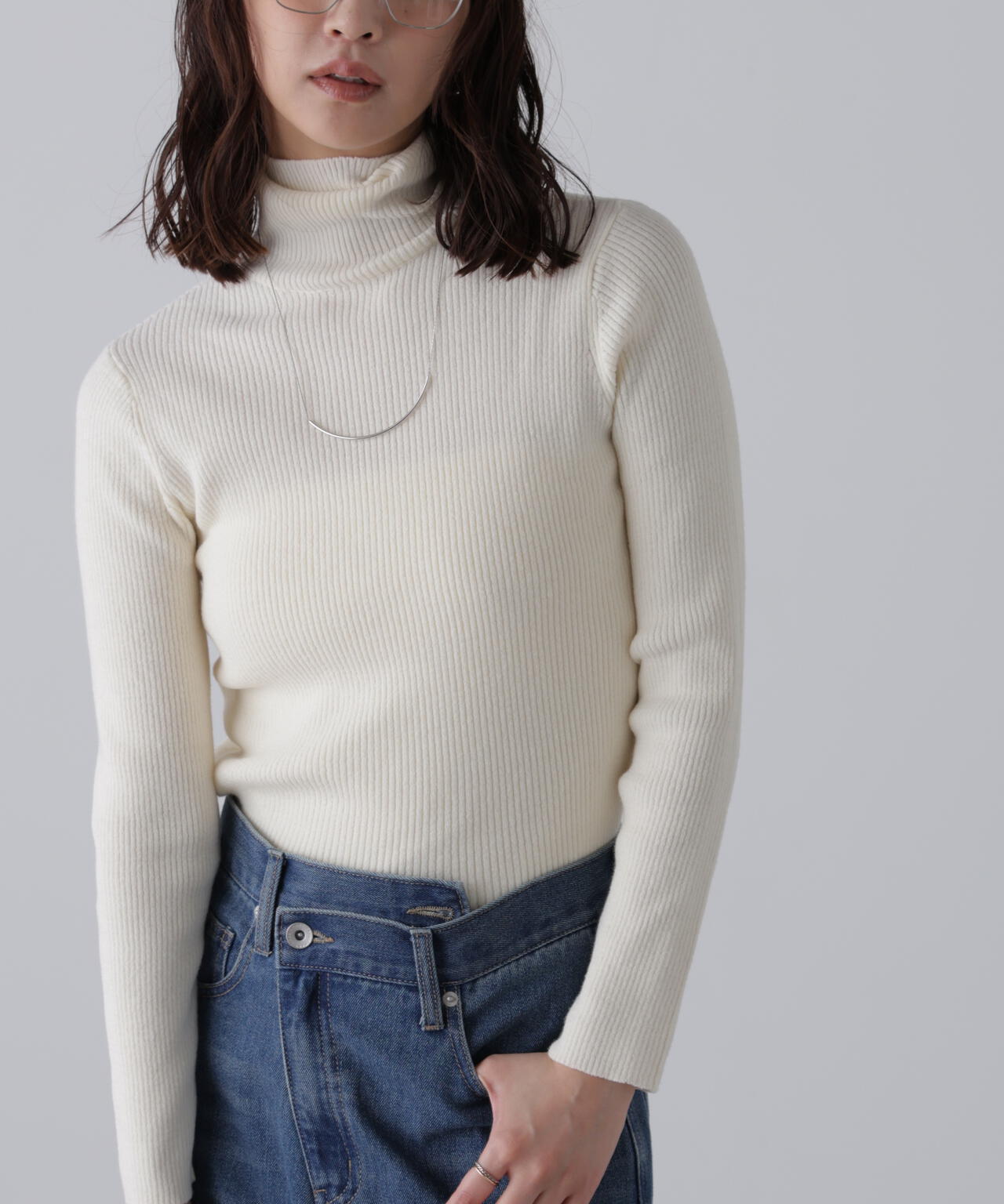 タートルネックリブニット