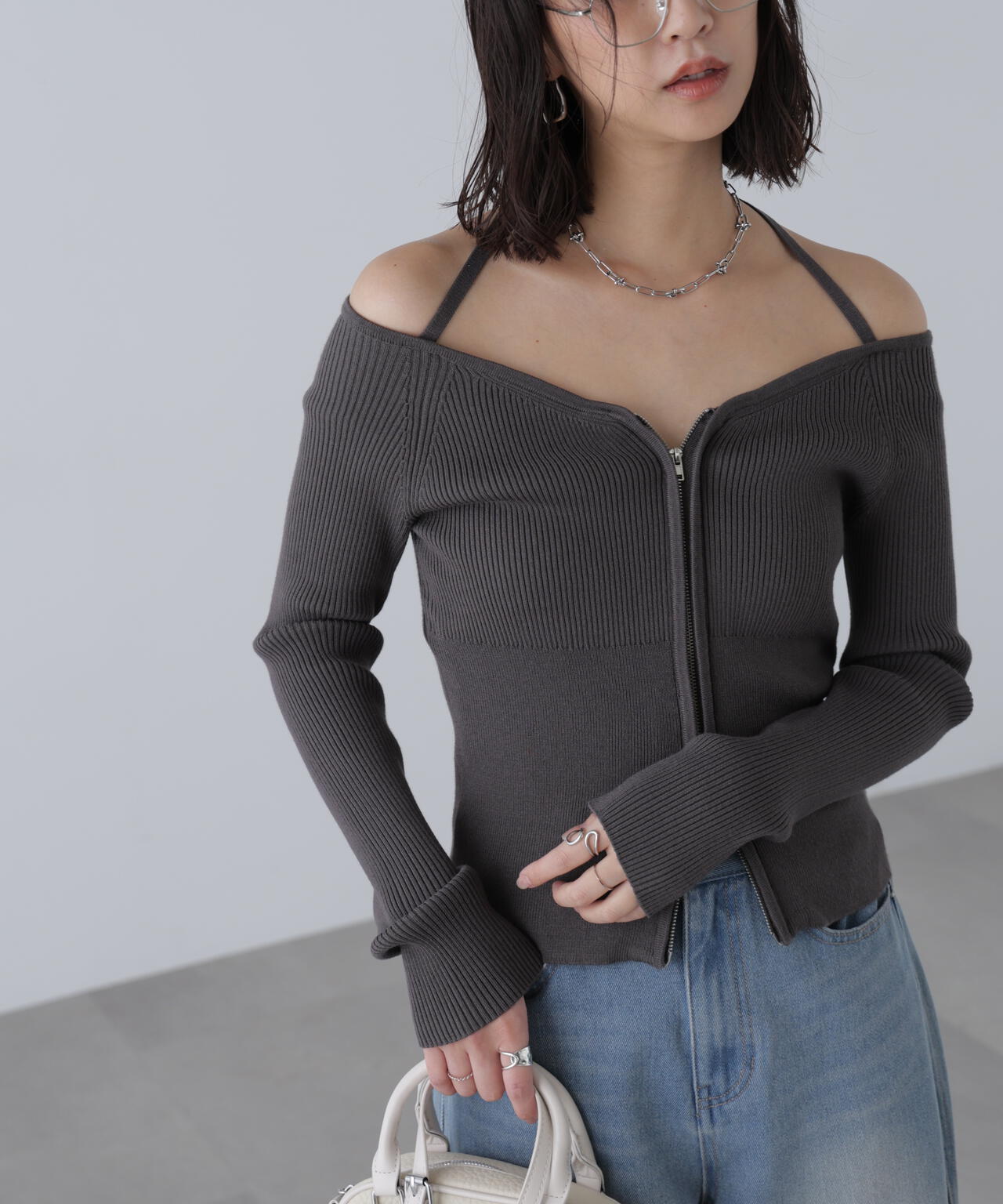 ジップアップオフショルダーリブニット