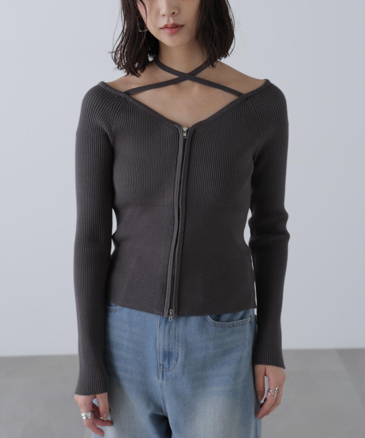 ジップアップオフショルダーリブニット