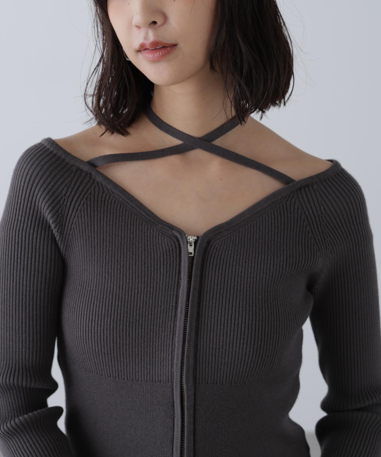 ジップアップオフショルダーリブニット