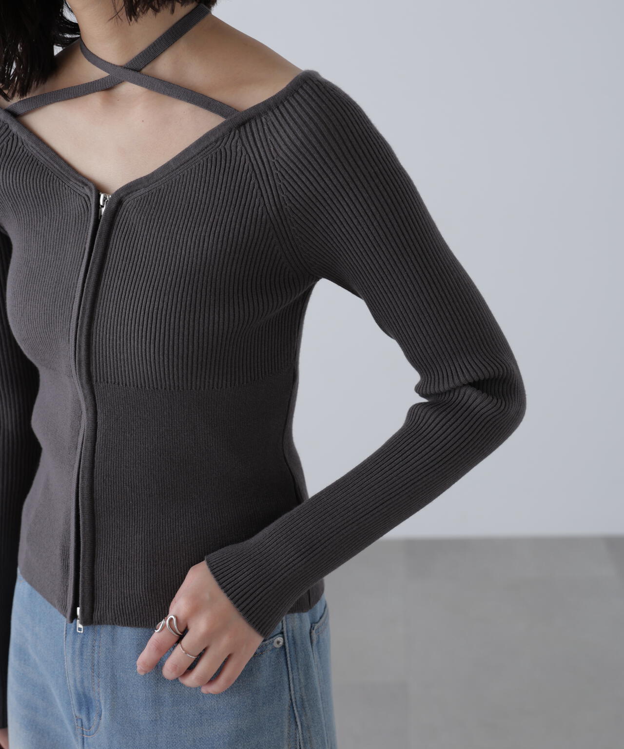 ジップアップオフショルダーリブニット