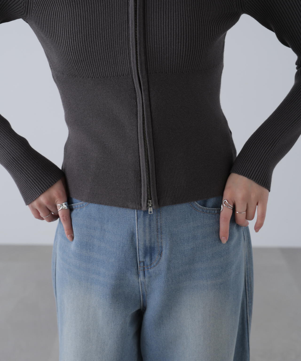 ジップアップオフショルダーリブニット